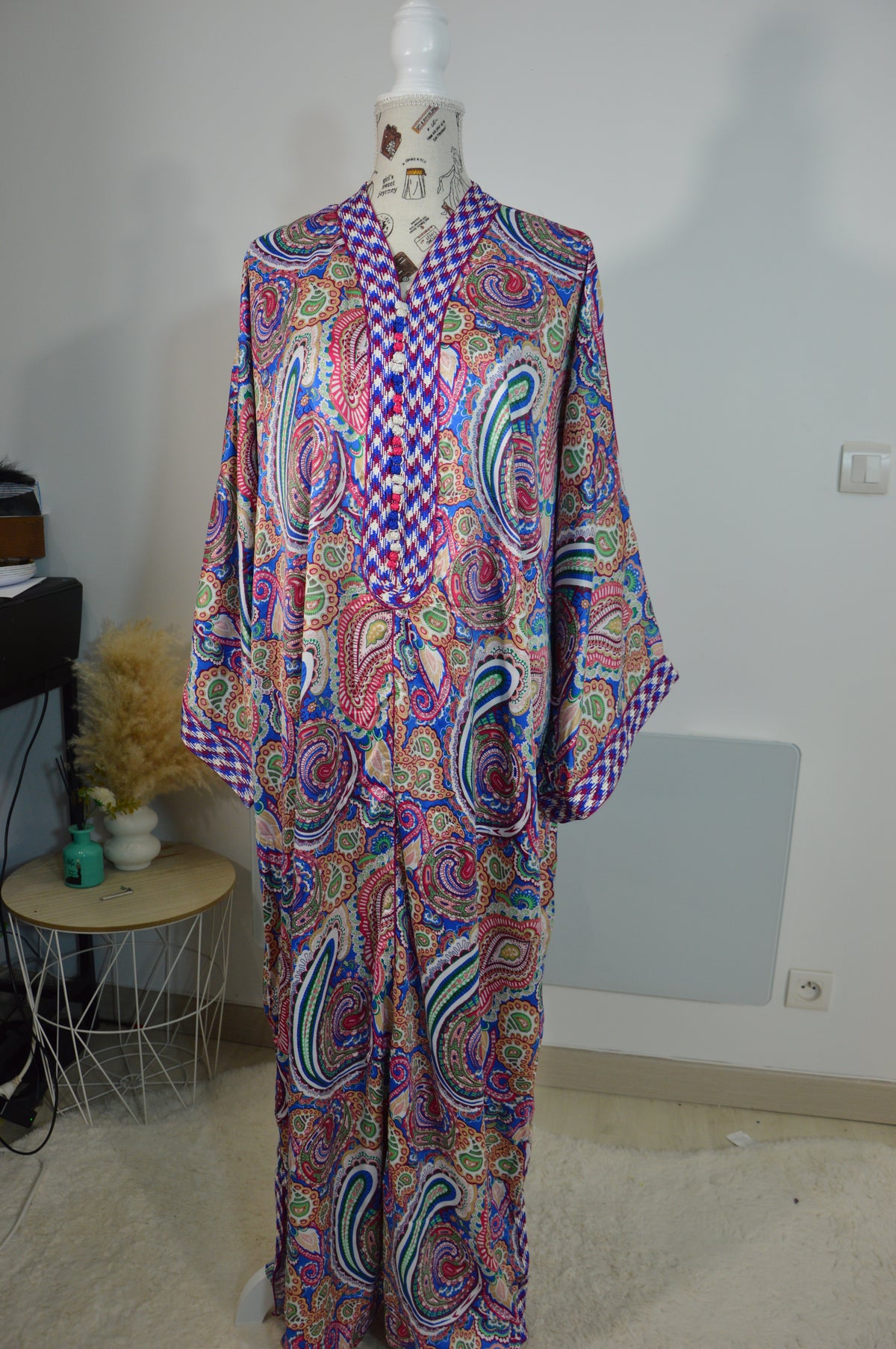 Gandoura Naïla bleue et rose à motifs cachemire – ZEYNAYA PRESTIGE – photo 1