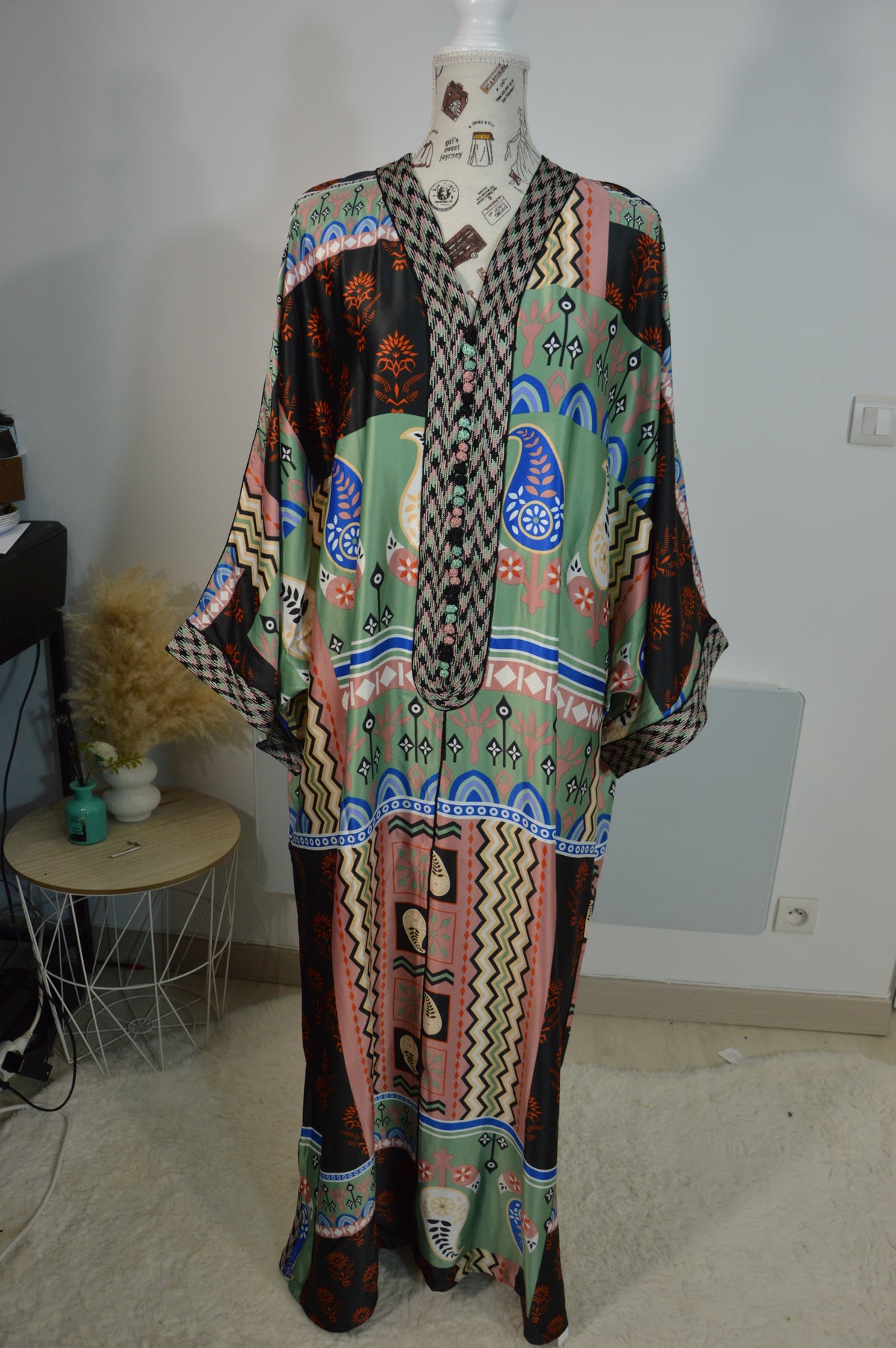 Gandoura Naïla noire, verte et saumon à motifs graphiques – ZEYNAYA PRESTIGE – photo 2