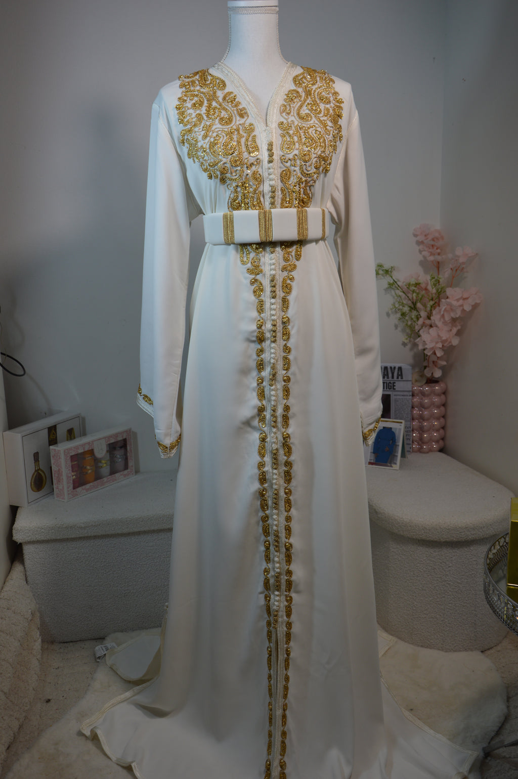 CAFTAN ROYAL BLANC & DORÉ – BRODERIES LUXUEUSES