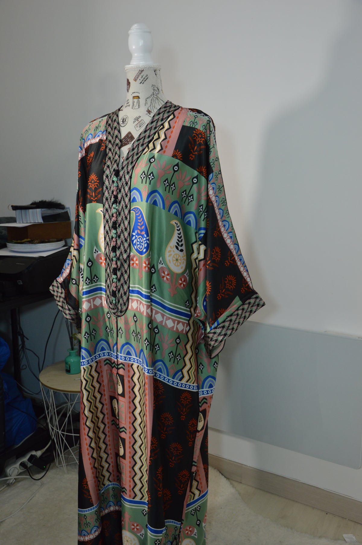 Gandoura Naïla noire, verte et saumon à motifs graphiques – ZEYNAYA PRESTIGE – photo 1