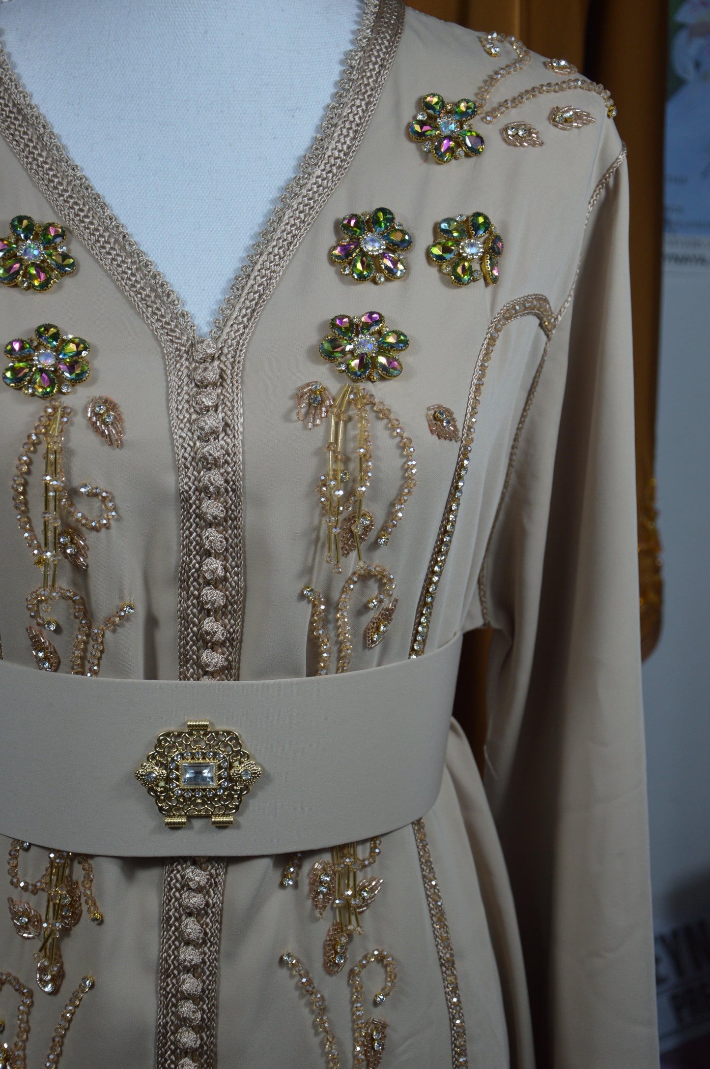 Caftan beige pierre perle - détail perlage ceintures et broderies artisanales