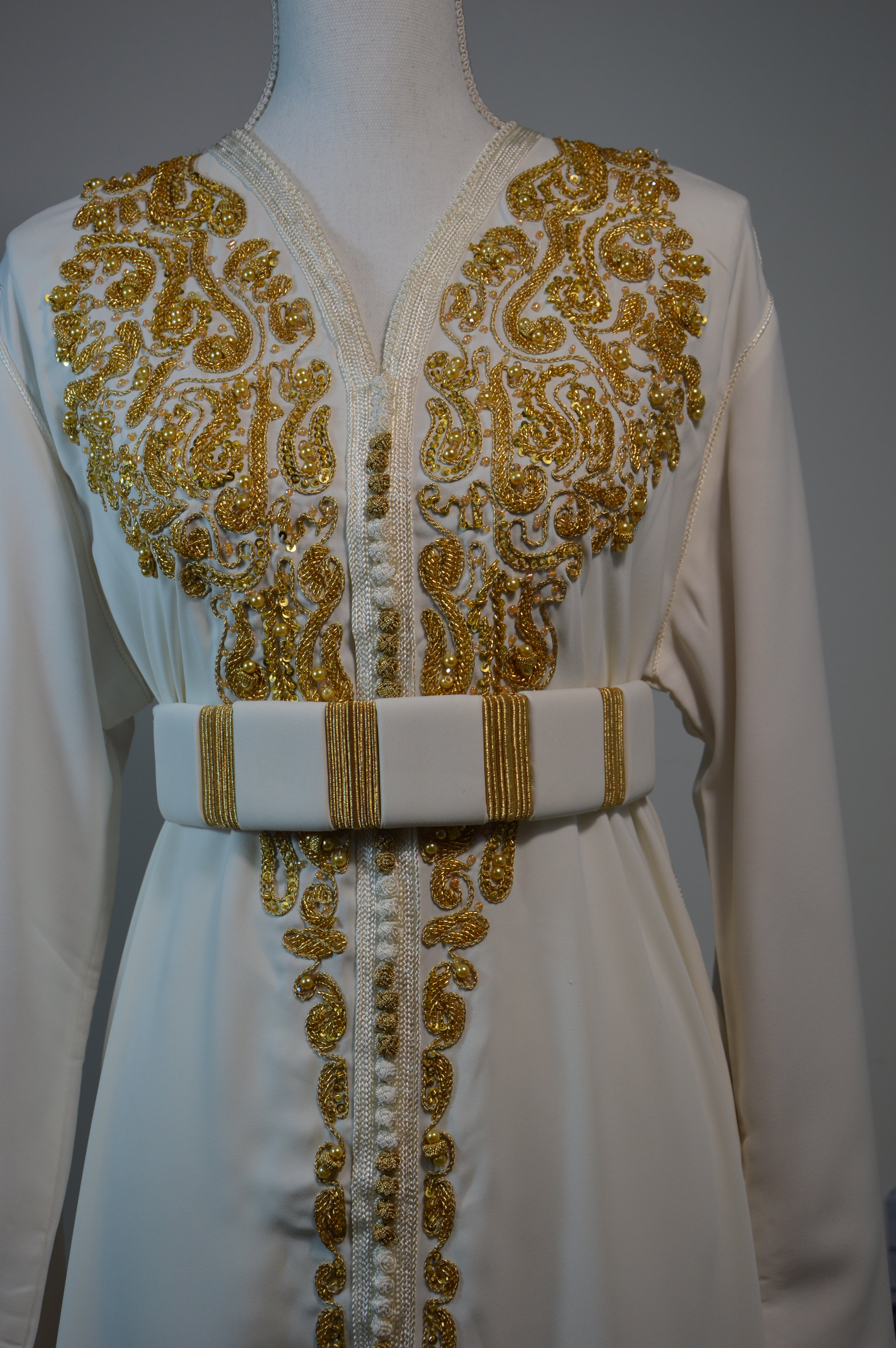 CAFTAN ROYAL BLANC & DORÉ – BRODERIES LUXUEUSES