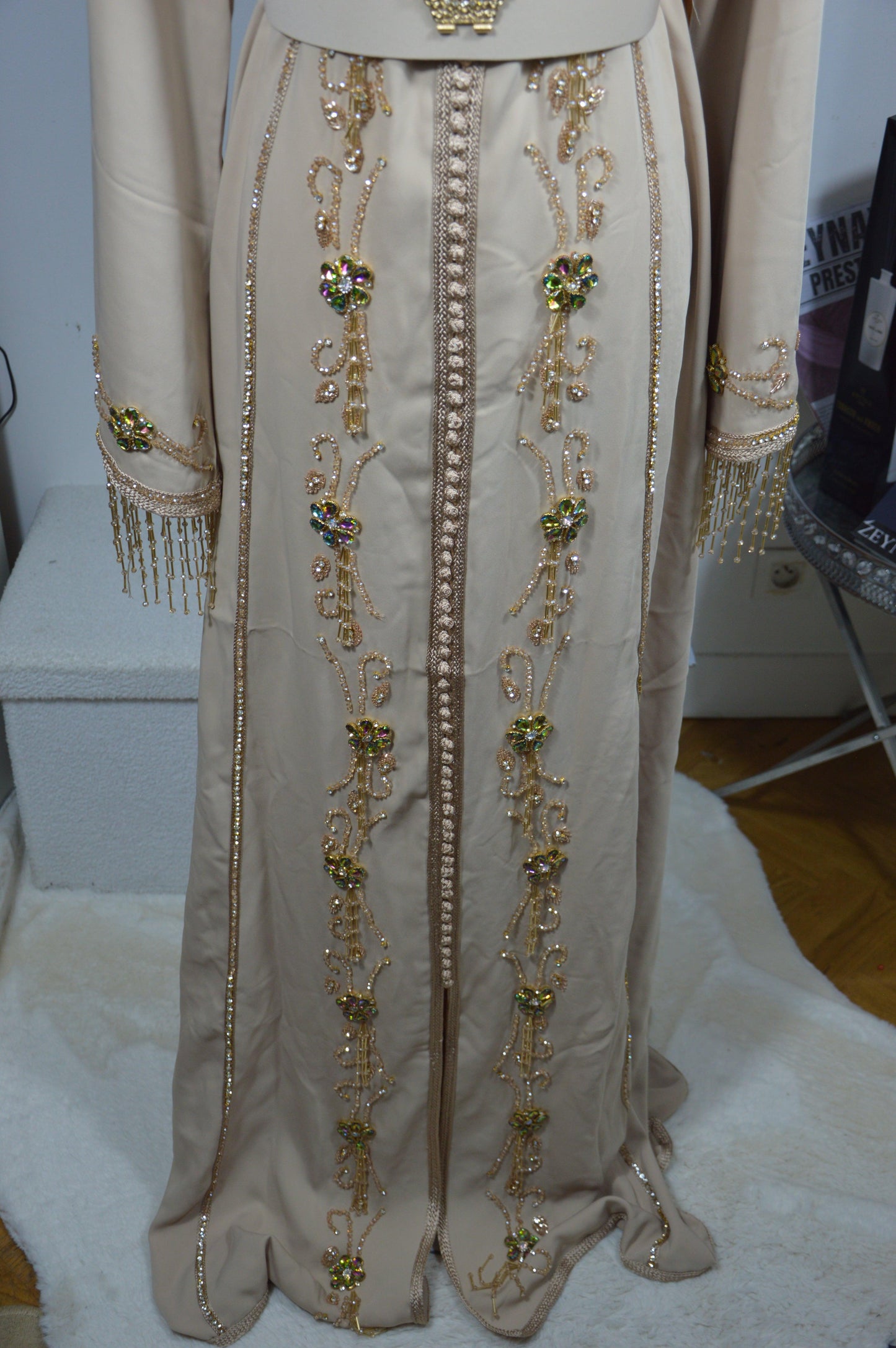 Caftan beige pierre perle - détail des broderies artisanales