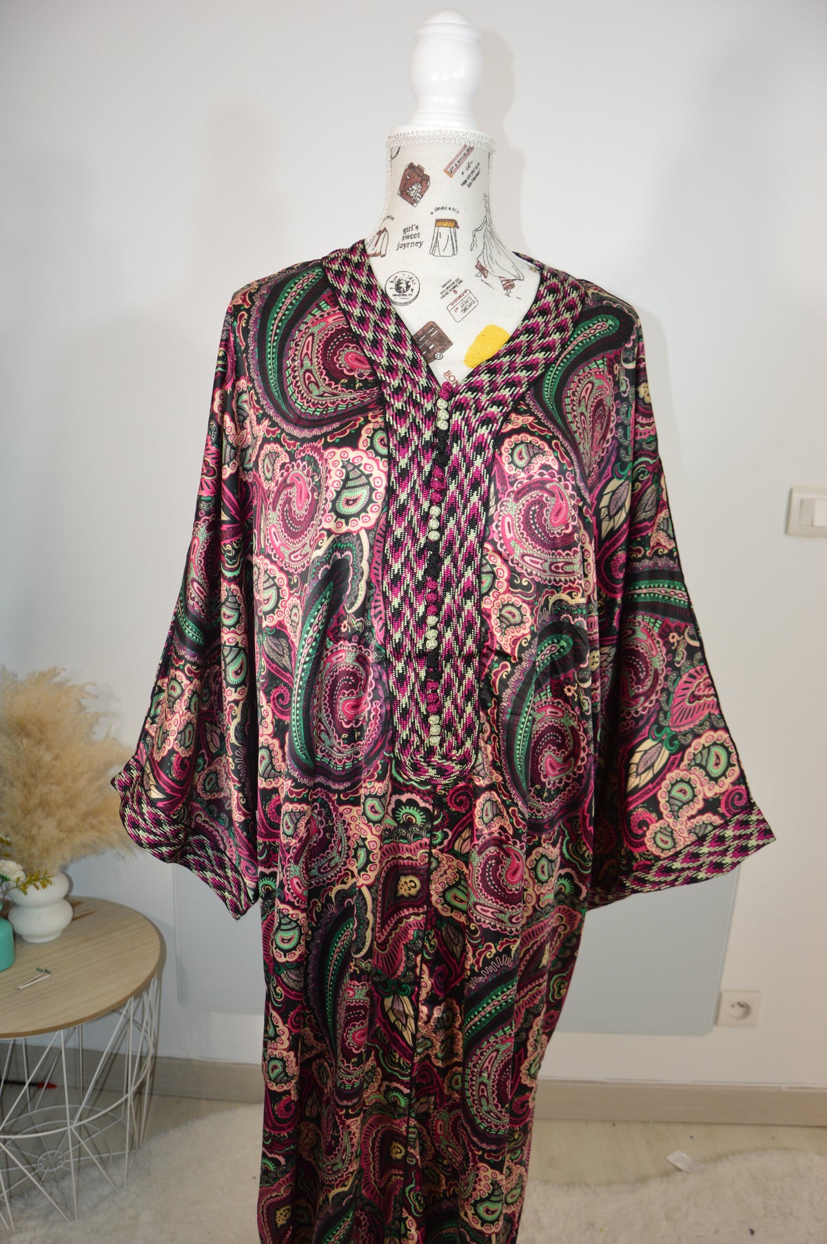 Gandoura Naïla verte et rose à motifs cachemire – ZEYNAYA PRESTIGE – photo 1