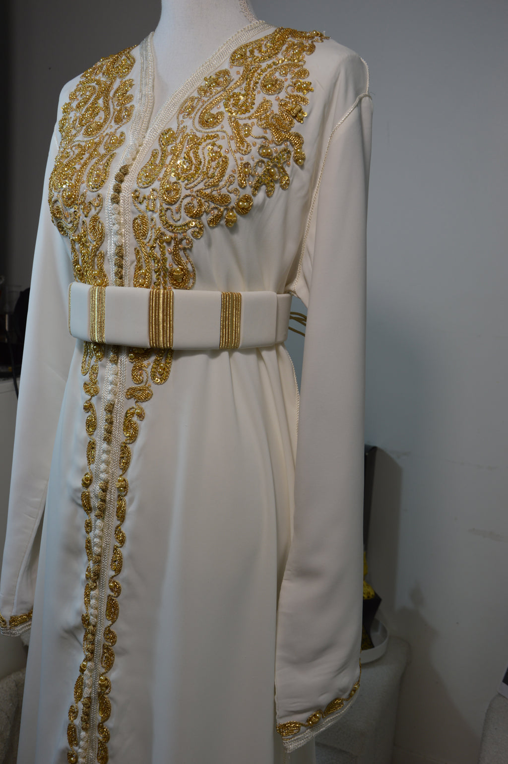 CAFTAN ROYAL BLANC & DORÉ – BRODERIES LUXUEUSES