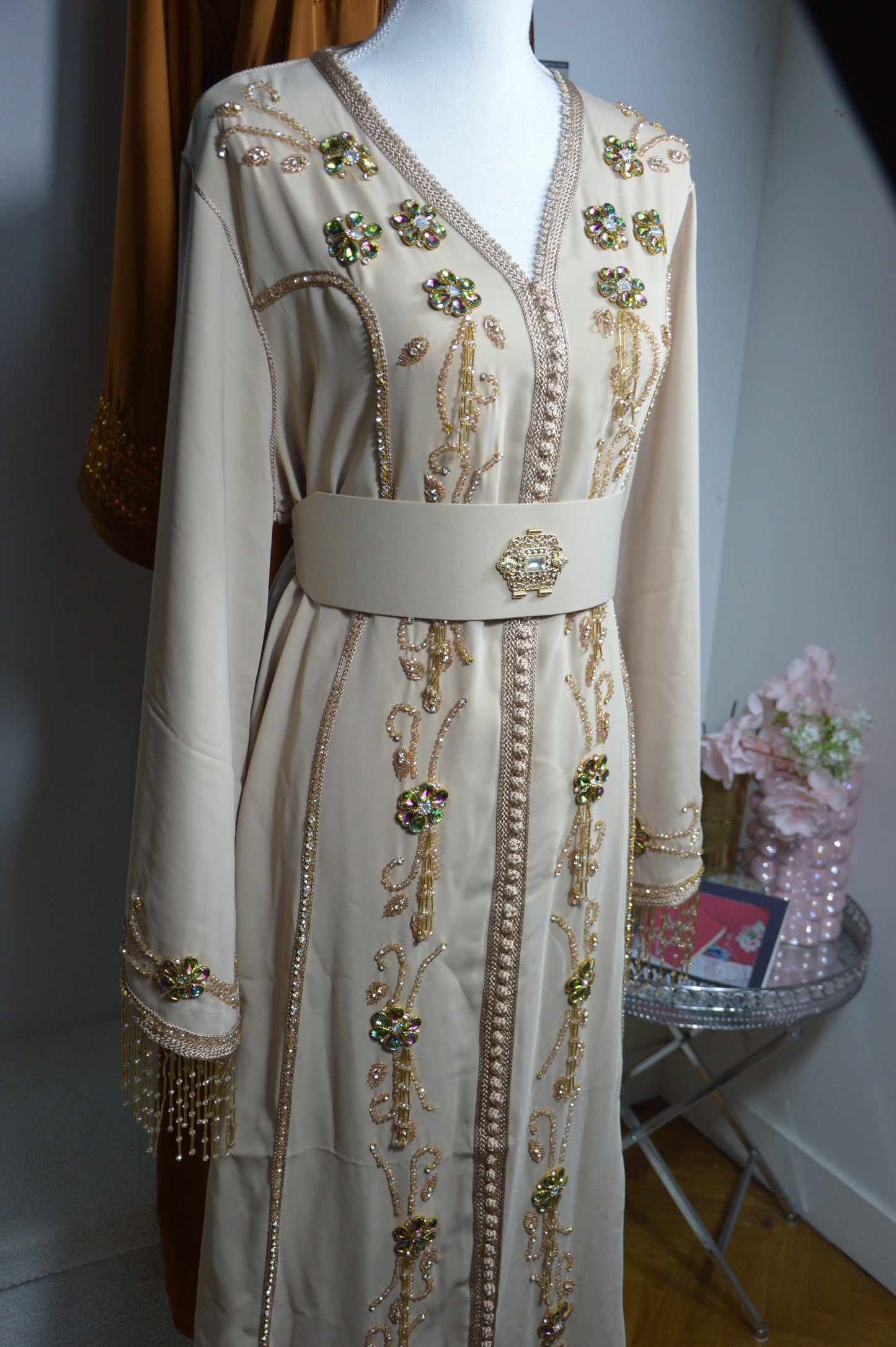 Caftan pierre perle élégant - vue de profil