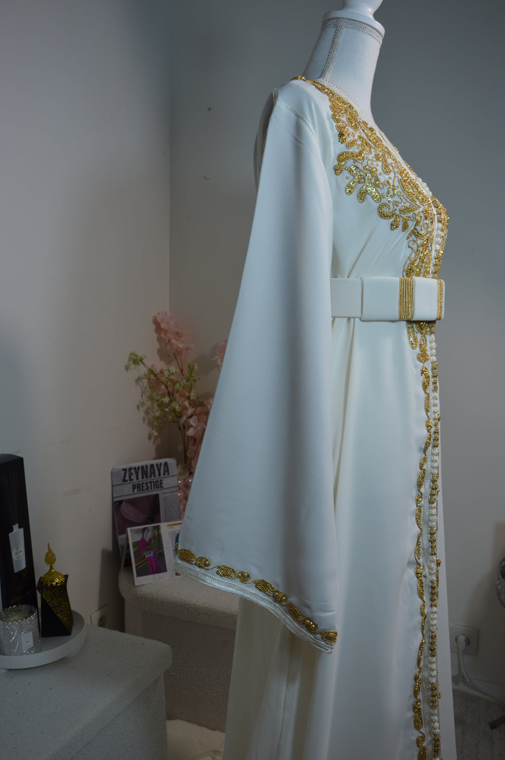 CAFTAN ROYAL BLANC & DORÉ – BRODERIES LUXUEUSES