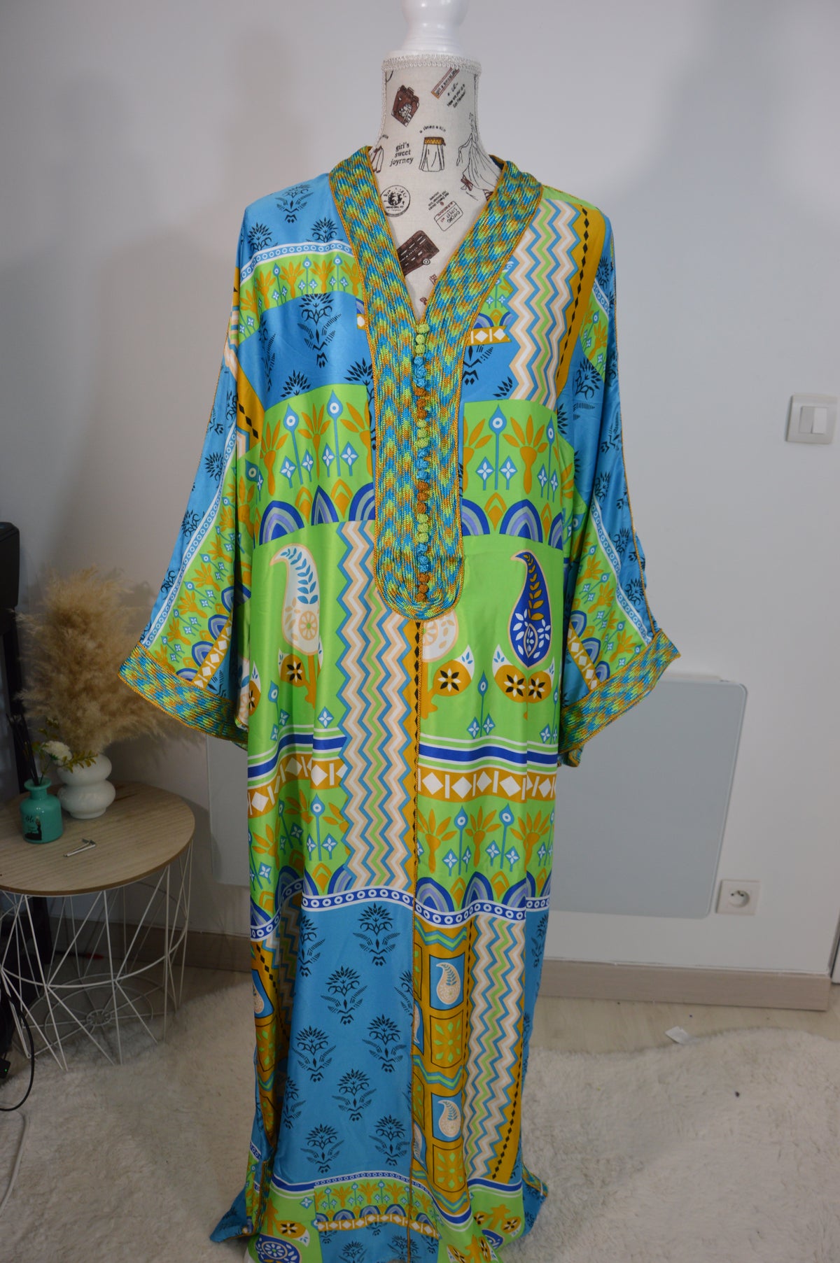 Gandoura Naïla bleue et orange à motifs graphiques – ZEYNAYA PRESTIGE – photo 1