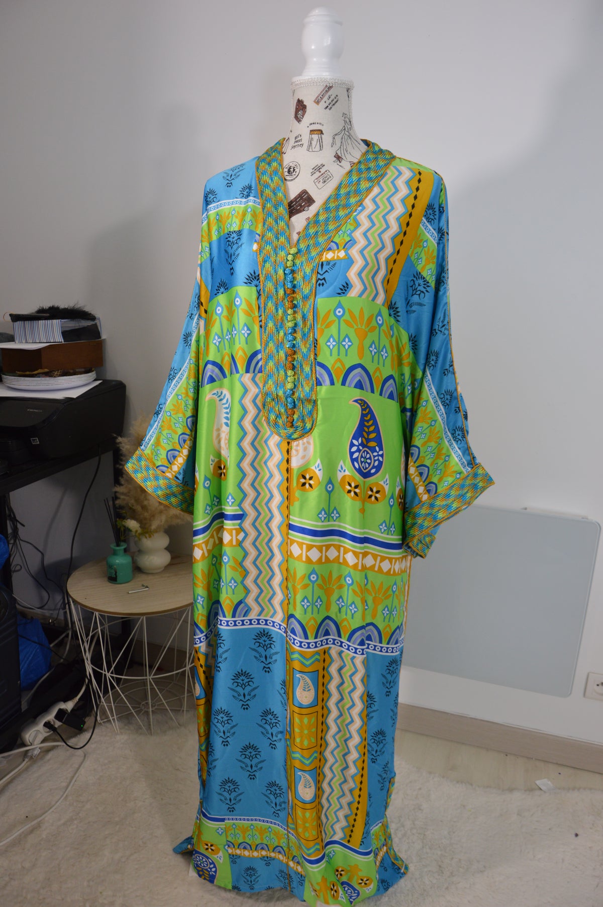 Gandoura Naïla bleue et orange à motifs graphiques – ZEYNAYA PRESTIGE – photo 2