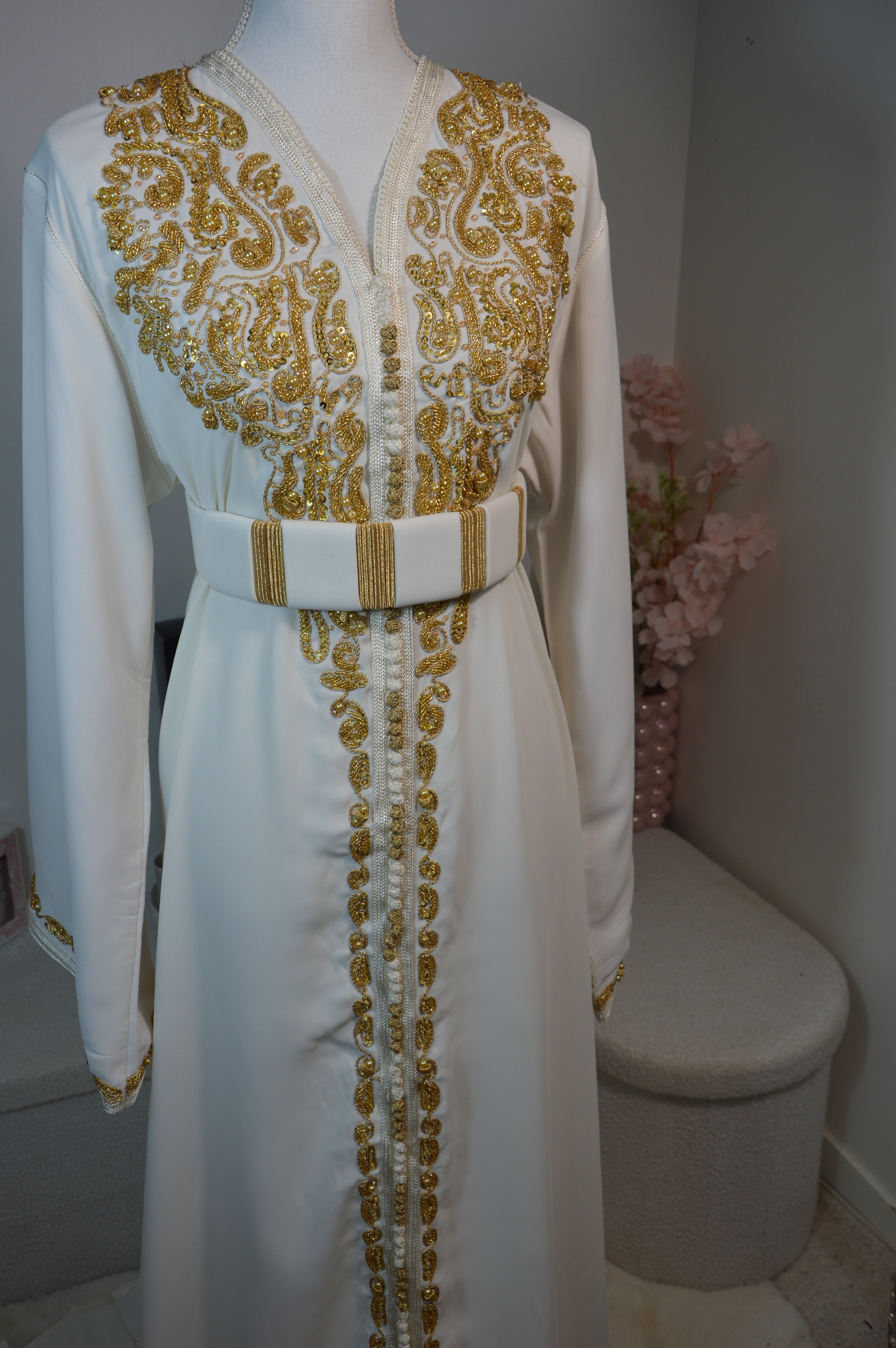 CAFTAN ROYAL BLANC & DORÉ – BRODERIES LUXUEUSES
