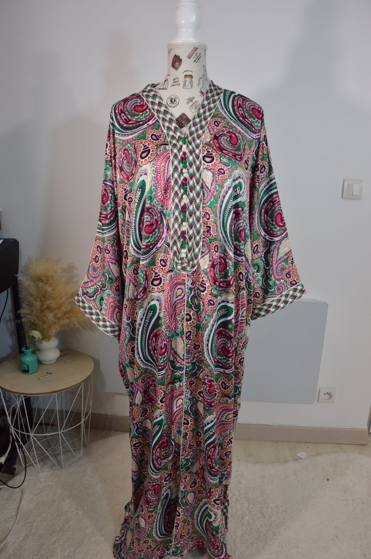 Gandoura Naïla framboise et verte à motifs cachemire – ZEYNAYA PRESTIGE – photo 1