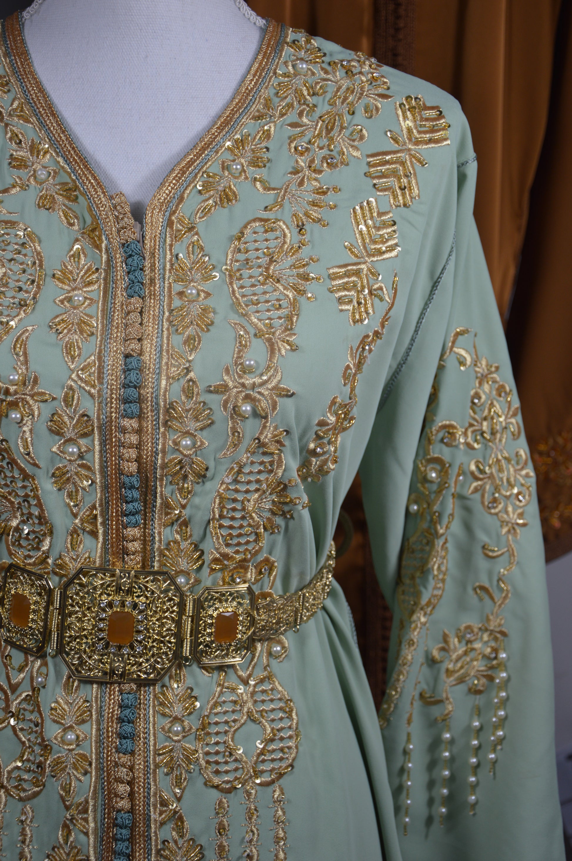 Caftan sirène vert eau - détail du bustier et broderies