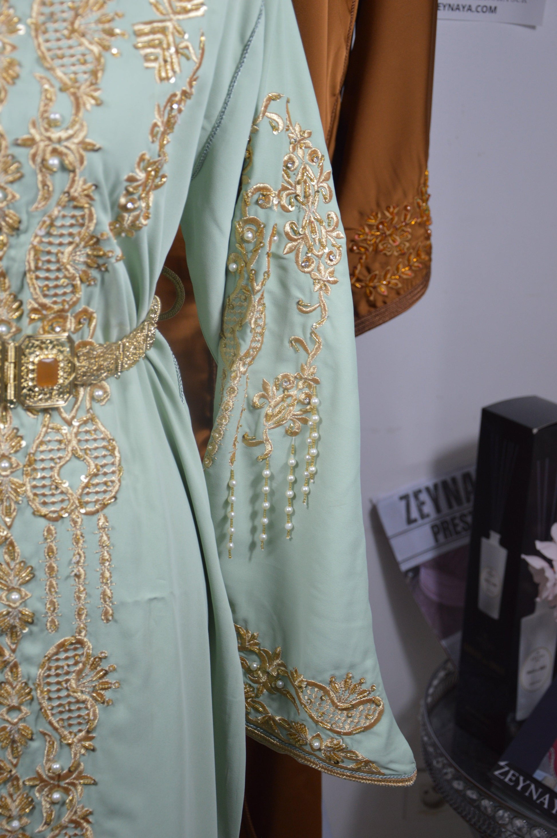 Caftan sirène marocain vert eau - détail de l'évasement sirène