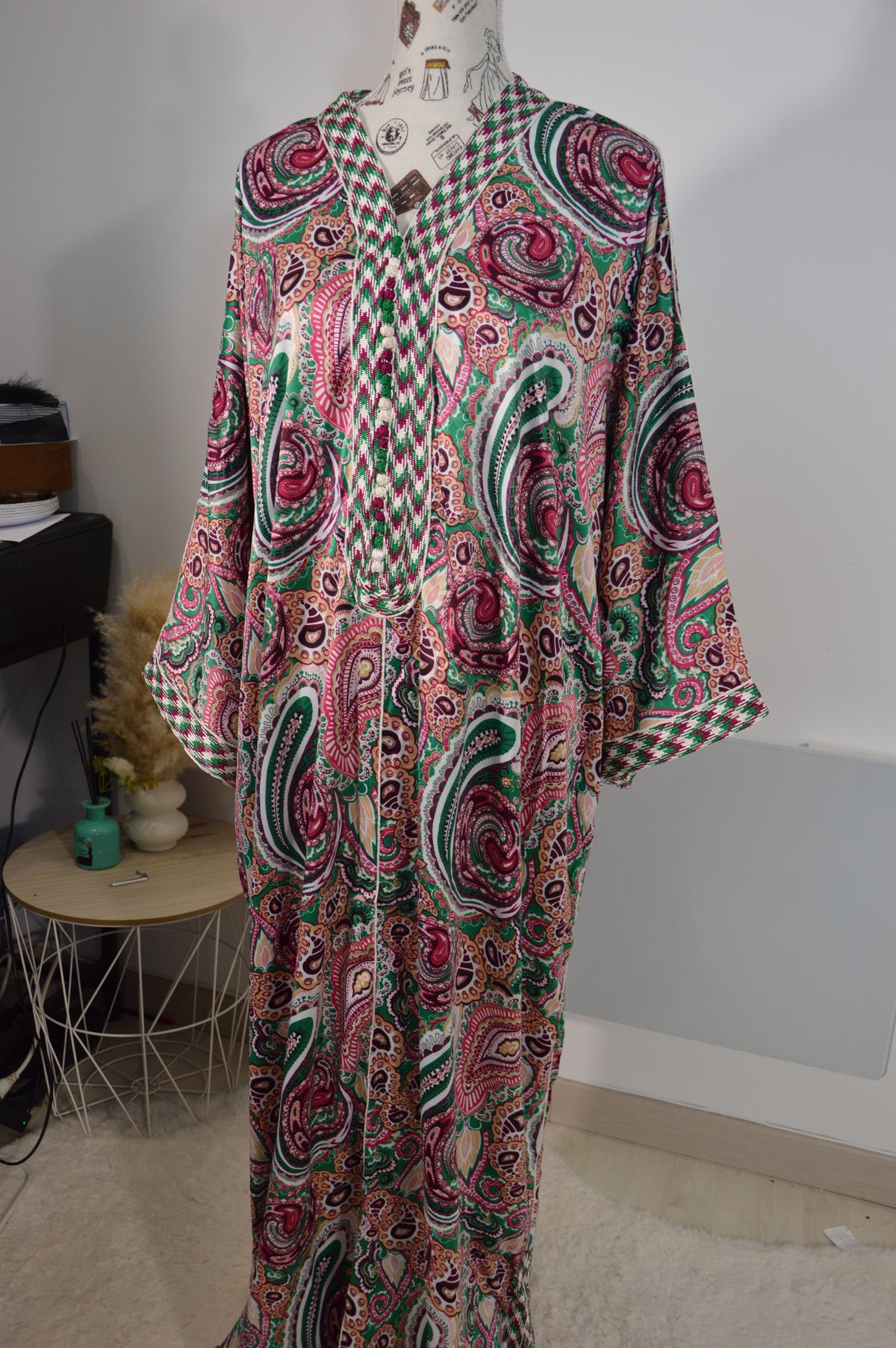 Gandoura Naïla framboise et verte à motifs cachemire – ZEYNAYA PRESTIGE – photo 2