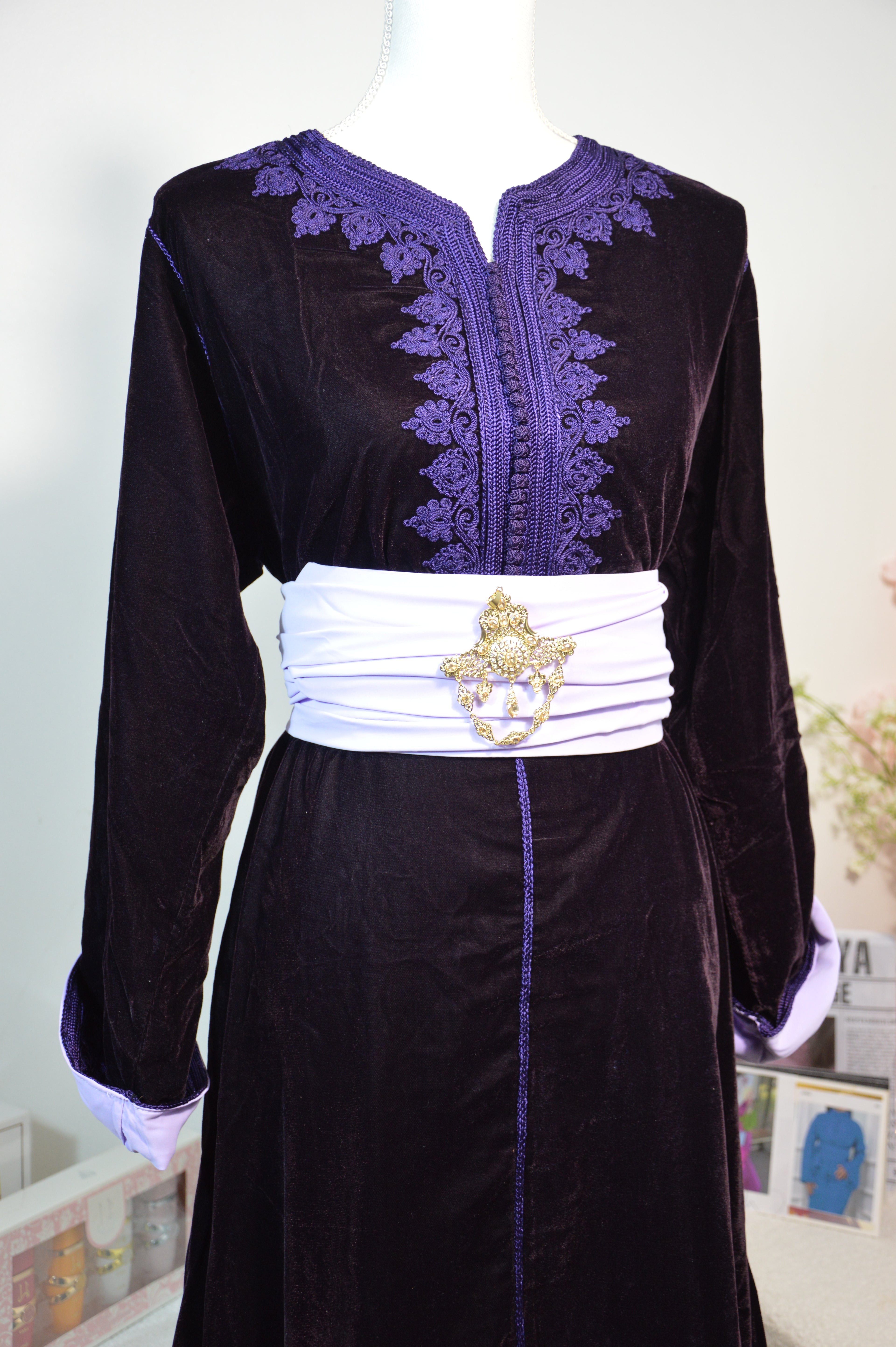 Caftan Marocain en Velours Violet – Broderies Tons Sur Tons