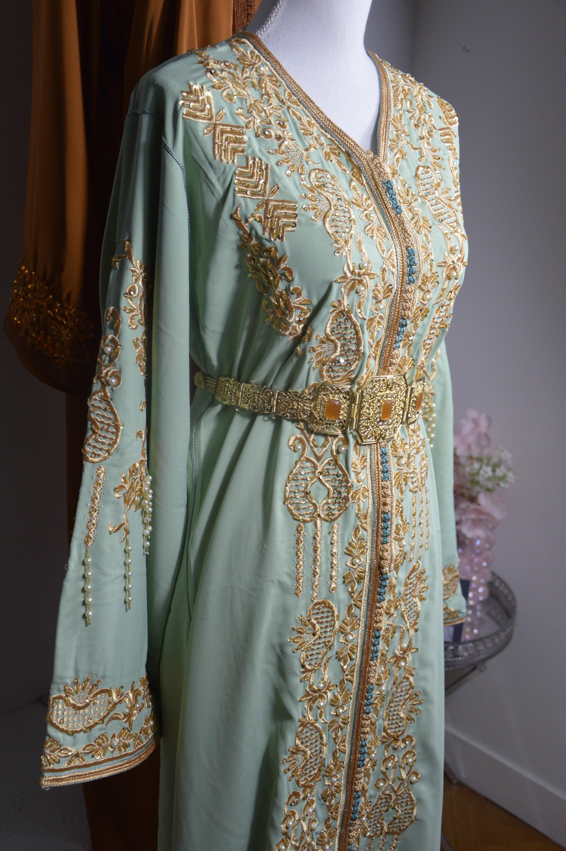 Caftan coupe sirène marocain vert eau - vue de profil