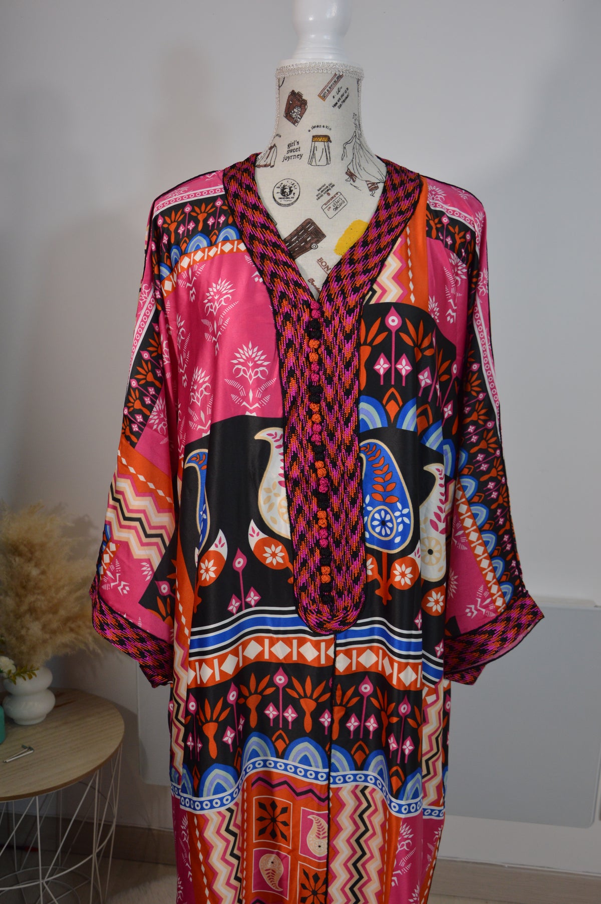Gandoura Naïla rouge et noire à motifs graphiques – ZEYNAYA PRESTIGE – photo 2