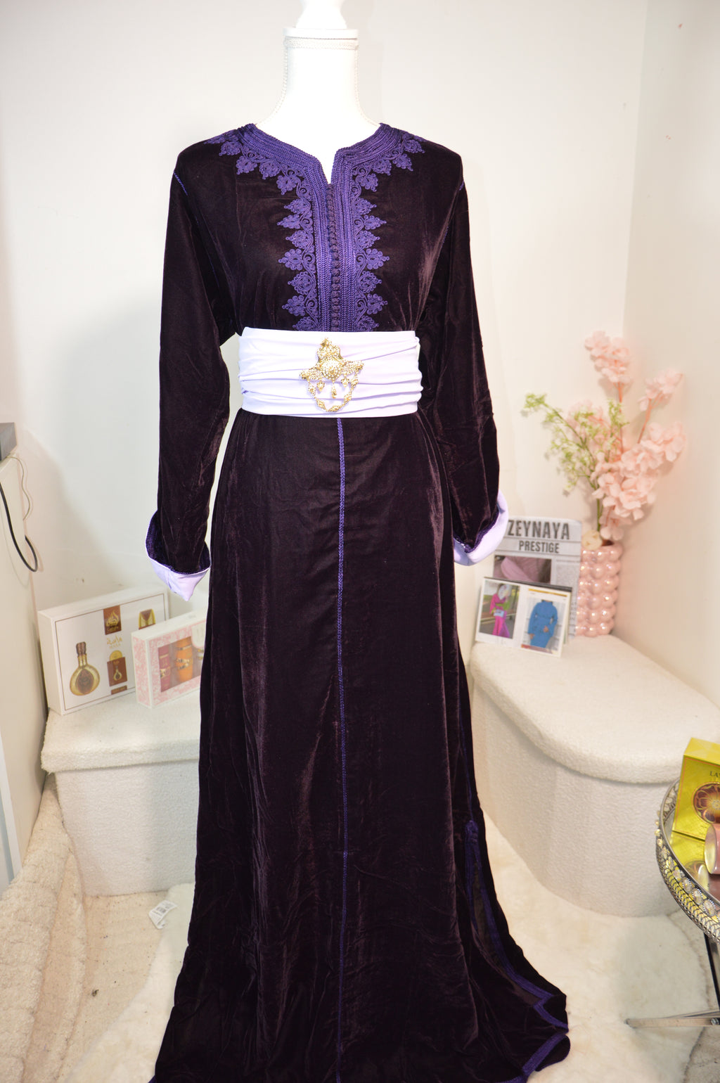 Caftan Marocain en Velours Violet – Broderies Tons Sur Tons