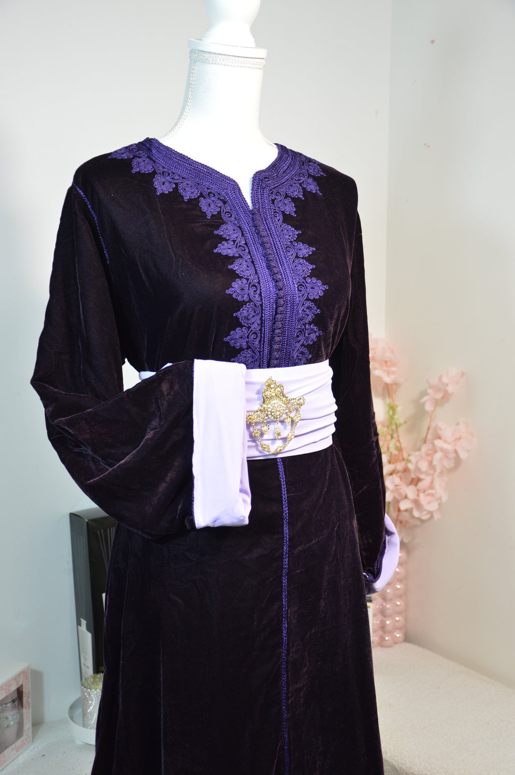 Caftan Marocain en Velours Violet – Broderies Tons Sur Tons