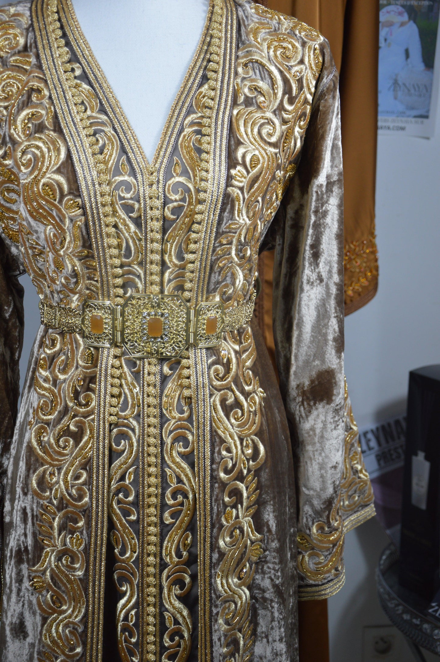 Takchita velours marron luxe - détail du bustier et broderies