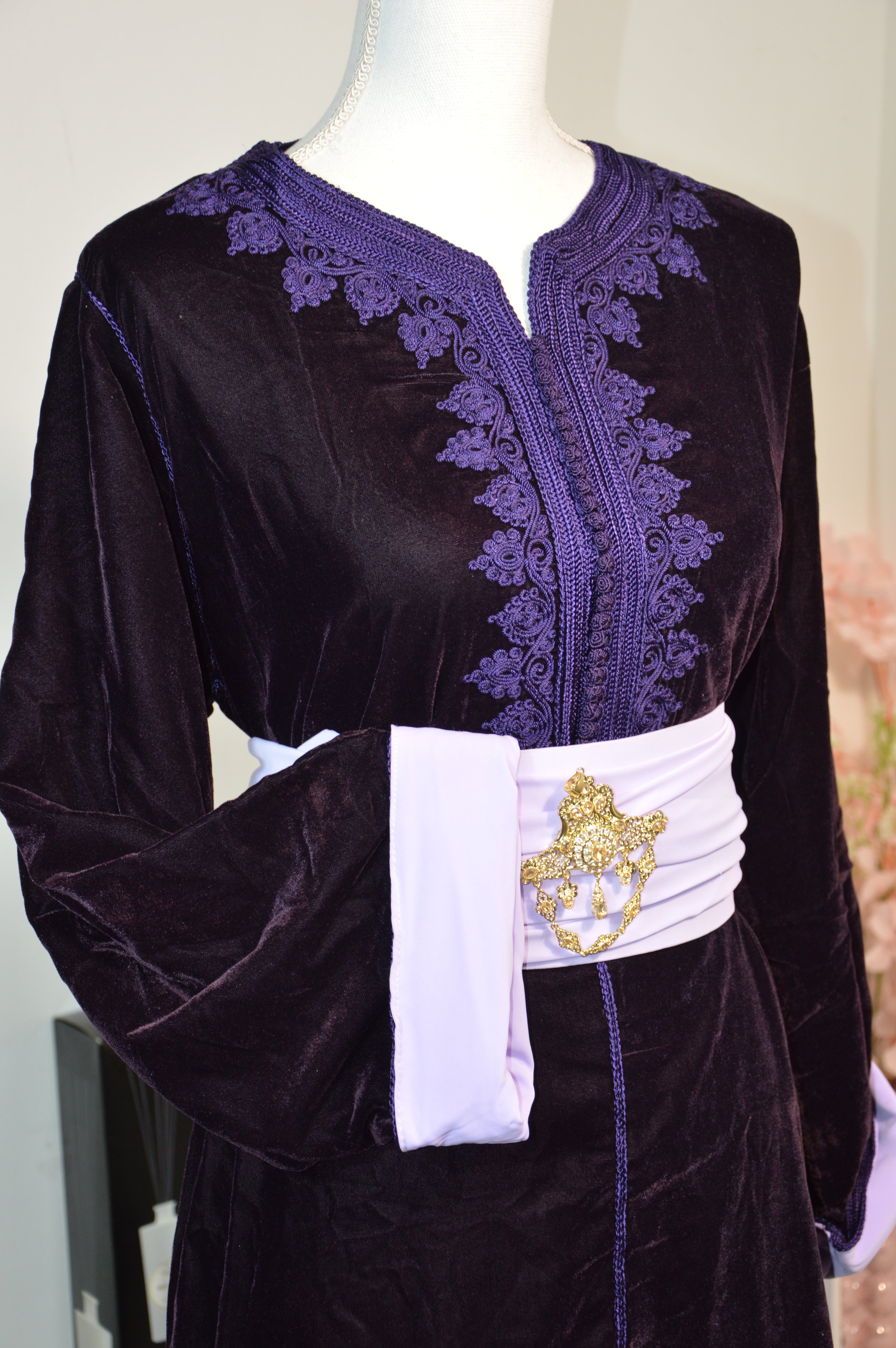 Caftan Marocain en Velours Violet – Broderies Tons Sur Tons