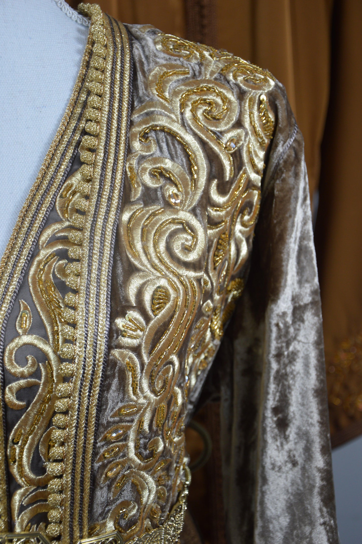 Takchita prestige velours marron - détail des broderies artisanales