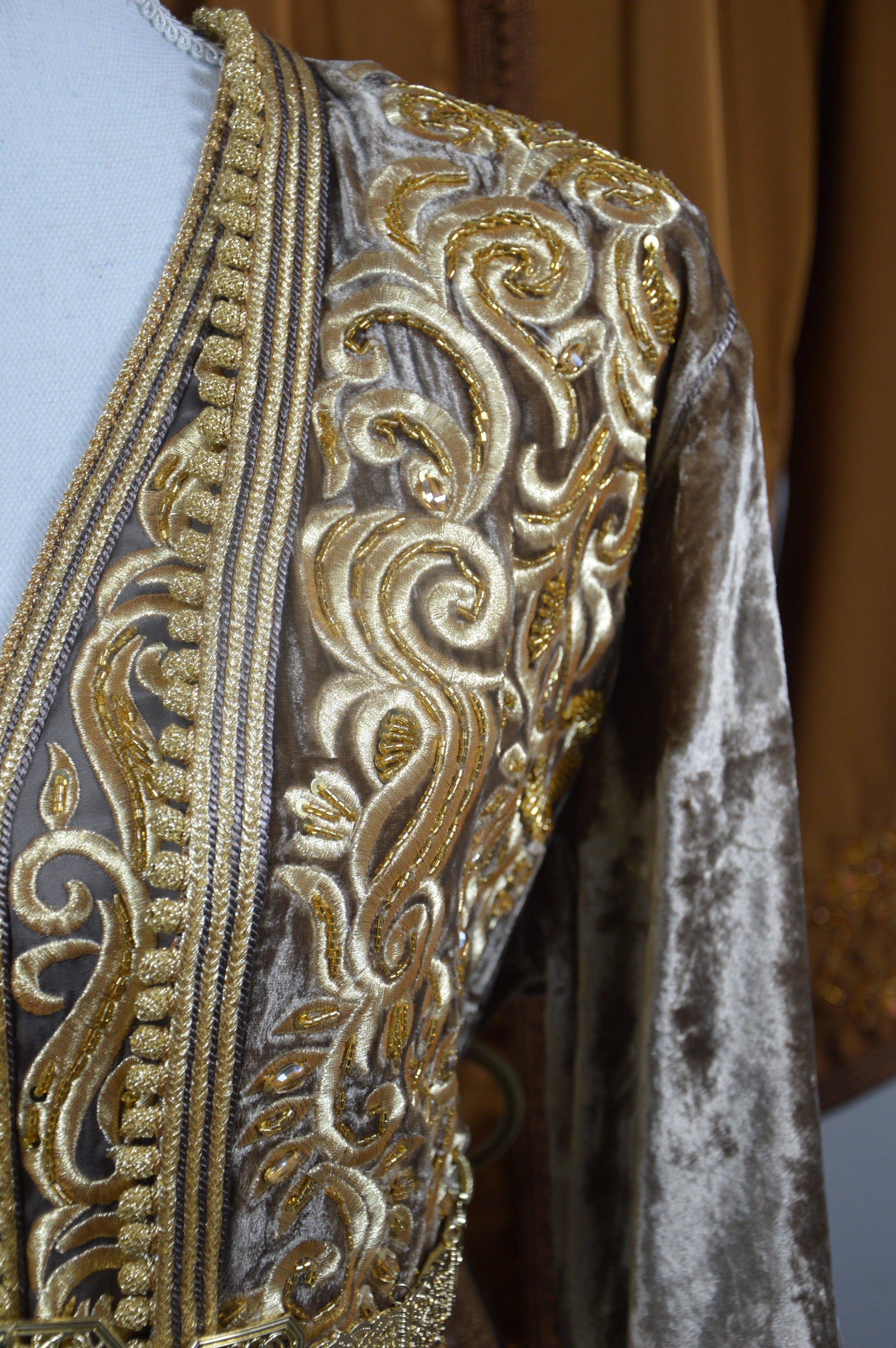 Takchita prestige velours marron - détail des broderies artisanales
