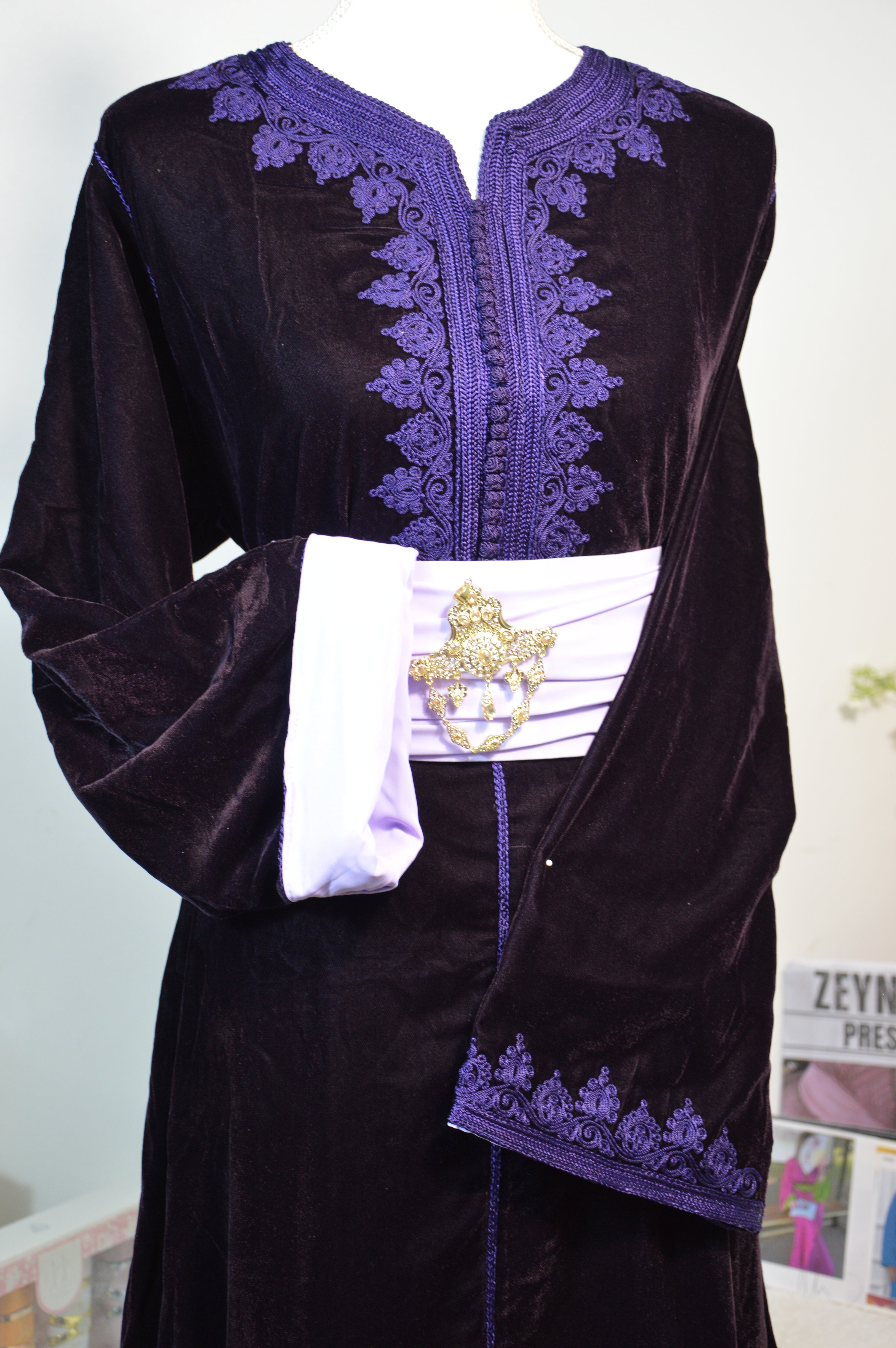 Caftan Marocain en Velours Violet – Broderies Tons Sur Tons