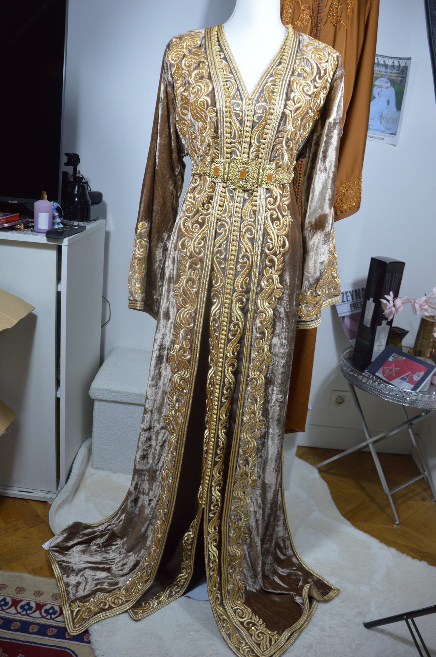 Takchita haute couture velours marron - vue d'ensemble