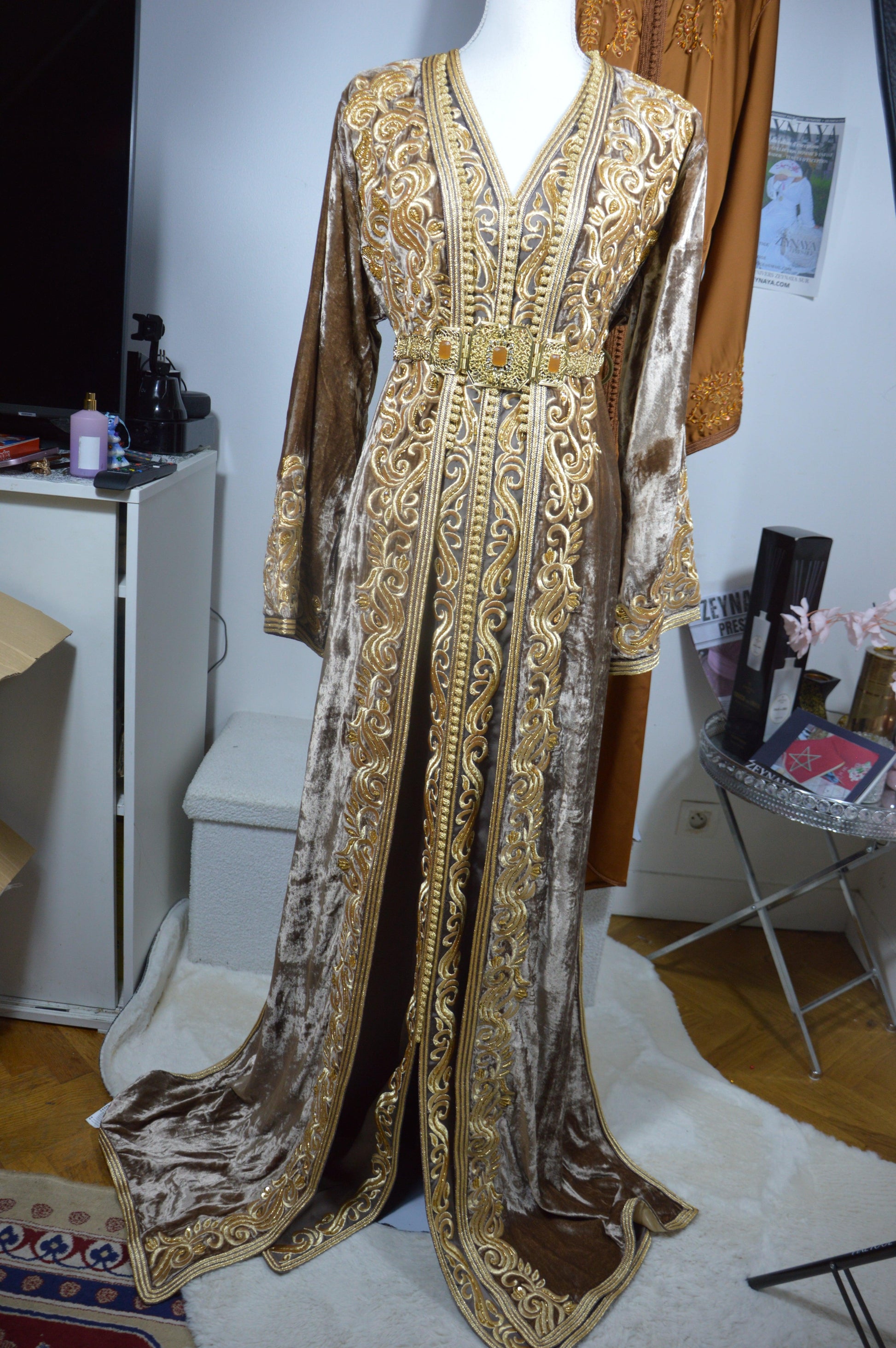 Takchita haute couture velours marron - vue d'ensemble