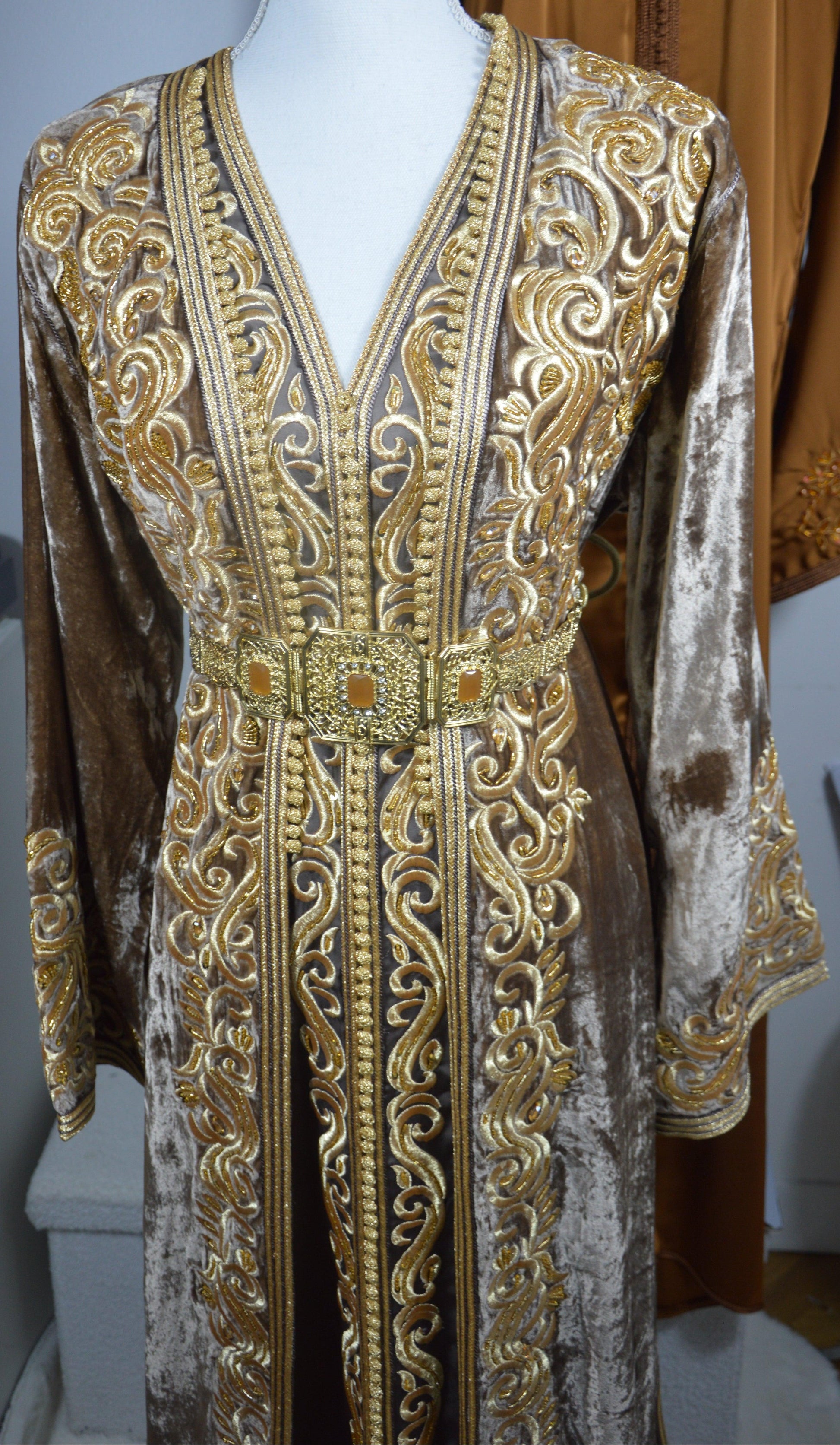 Takchita prestige velours marron - détail des broderies artisanales