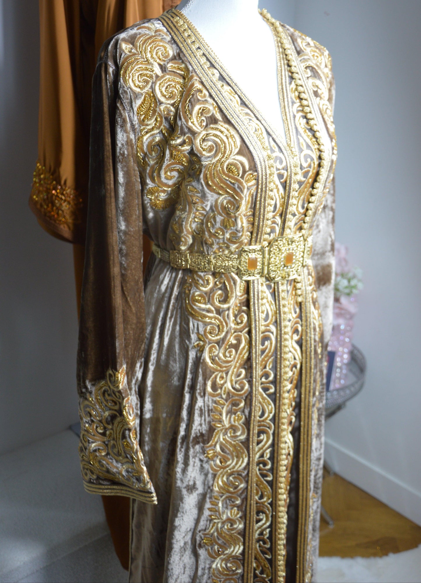 Takchita marocaine velours marron - vue de profil