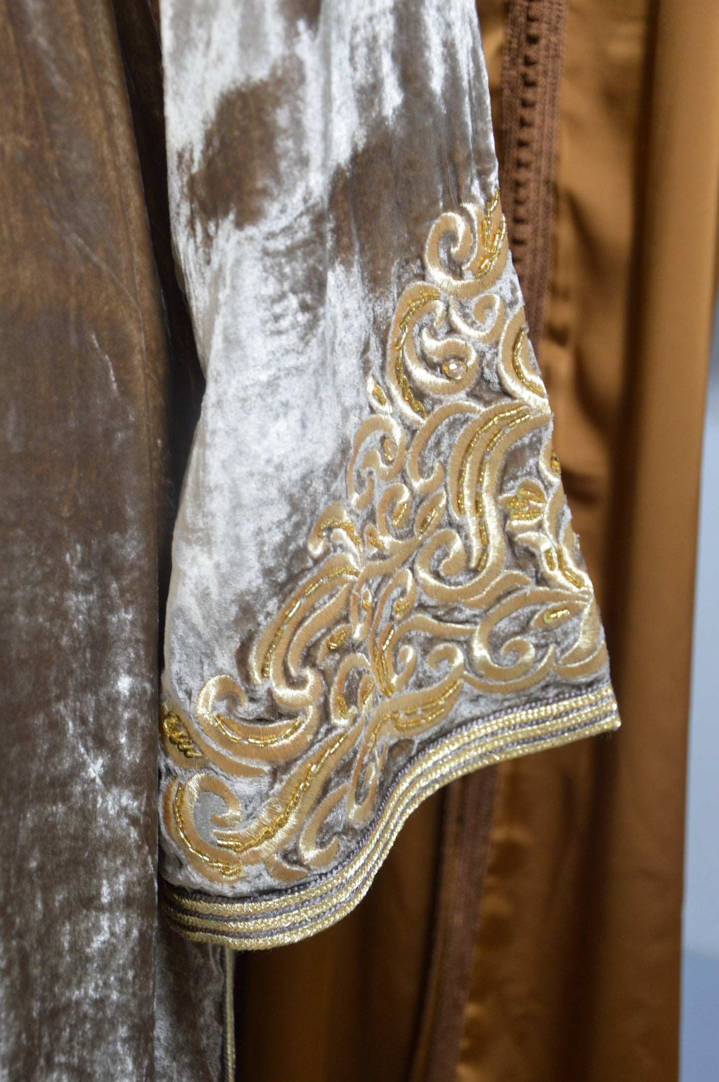 Takchita prestige velours marron - détail des manches et finitions