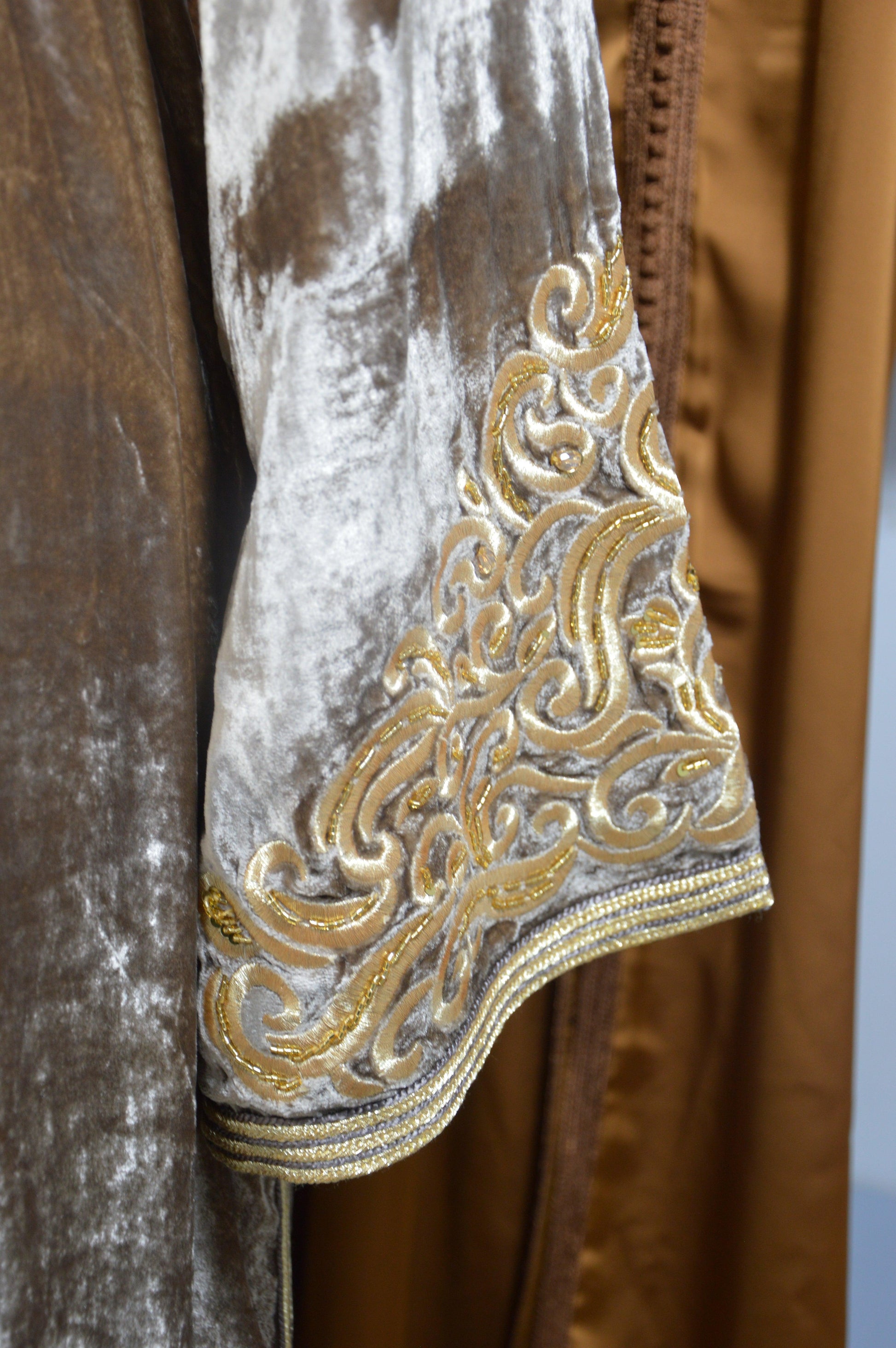Takchita prestige velours marron - détail des manches et finitions