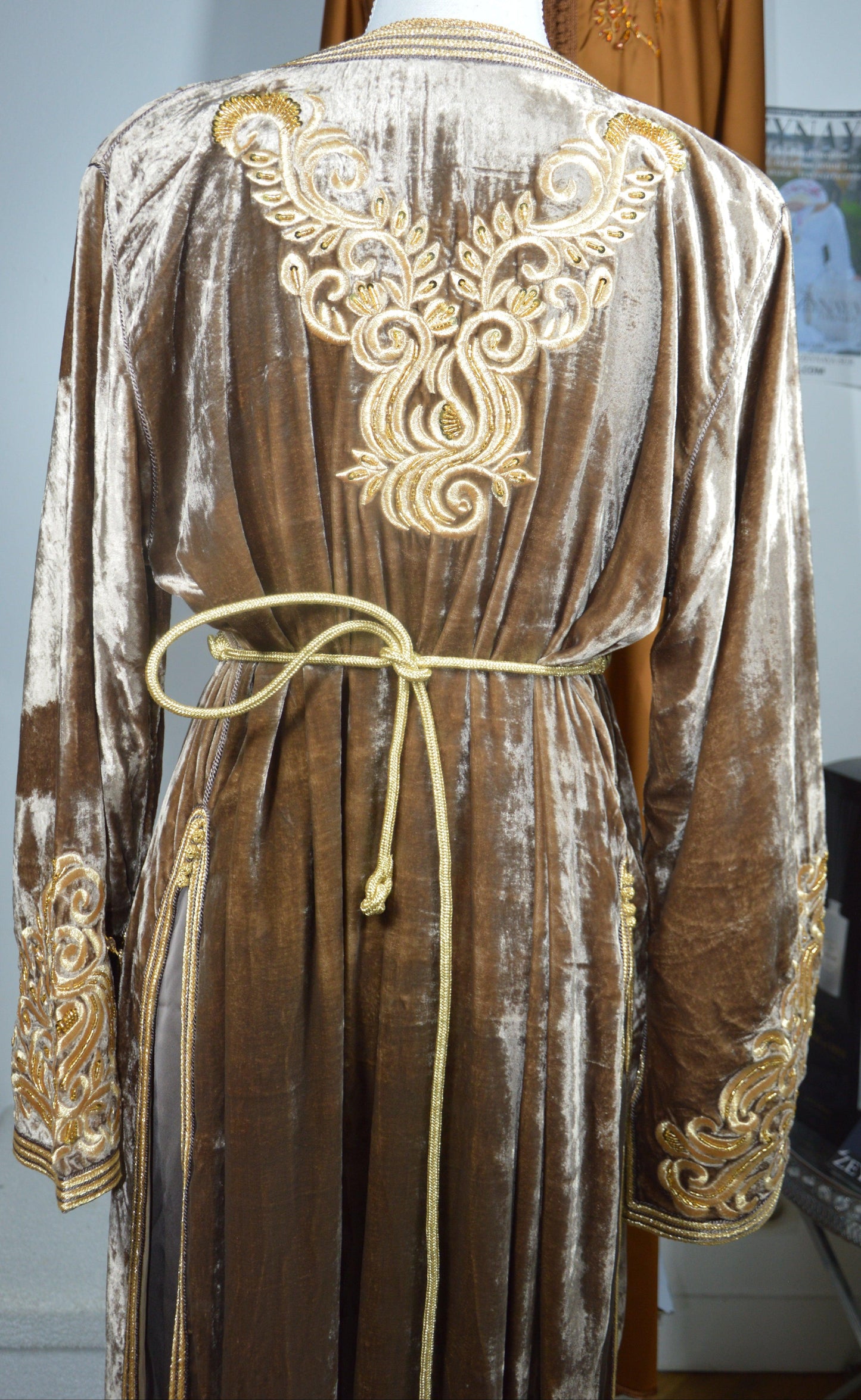 Takchita haute couture marron - vue arrière complète
