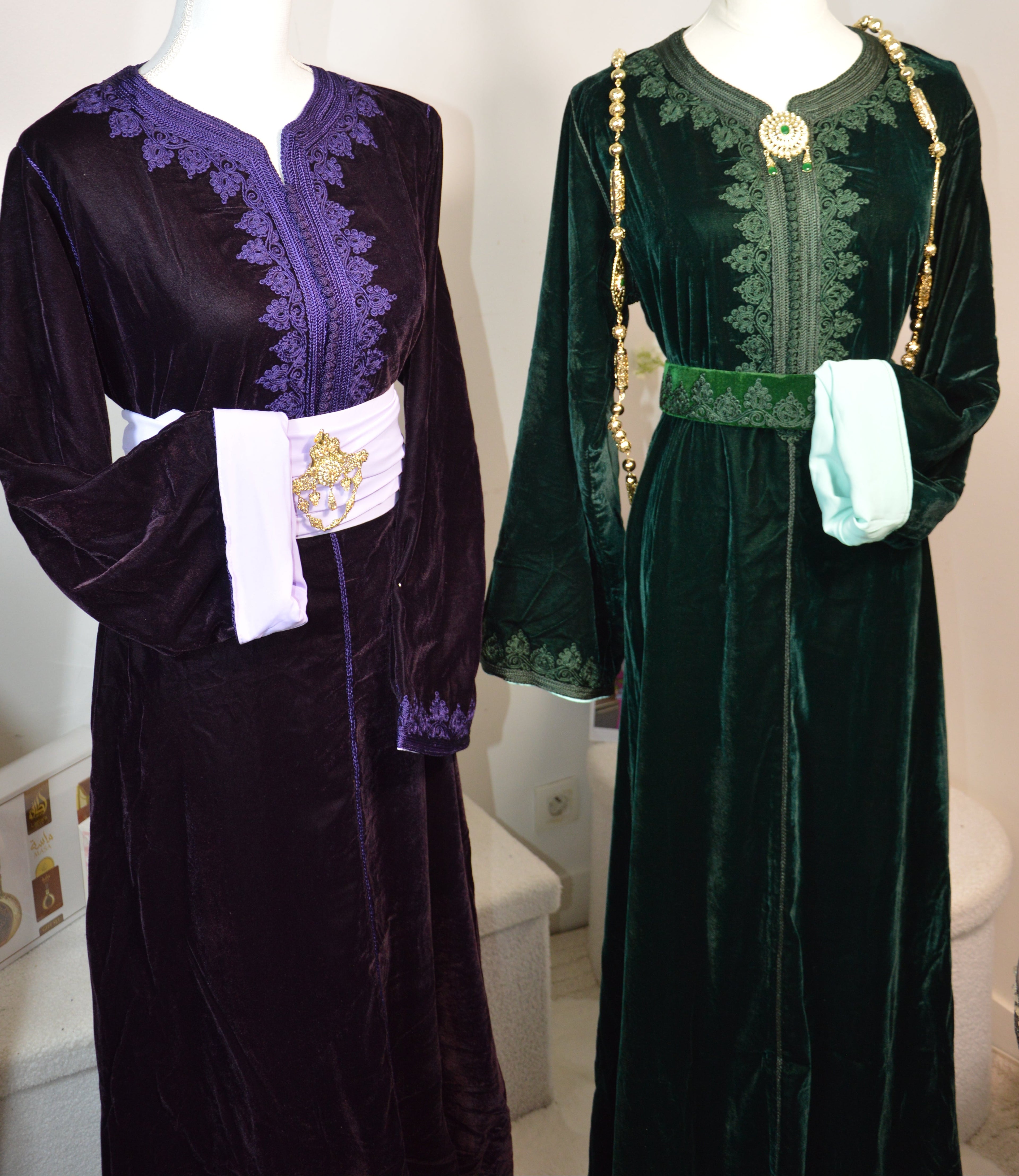 CAFTAN EN VELOURS VERT ÉMERAUDE – BRODERIES TRADITIONNELLES