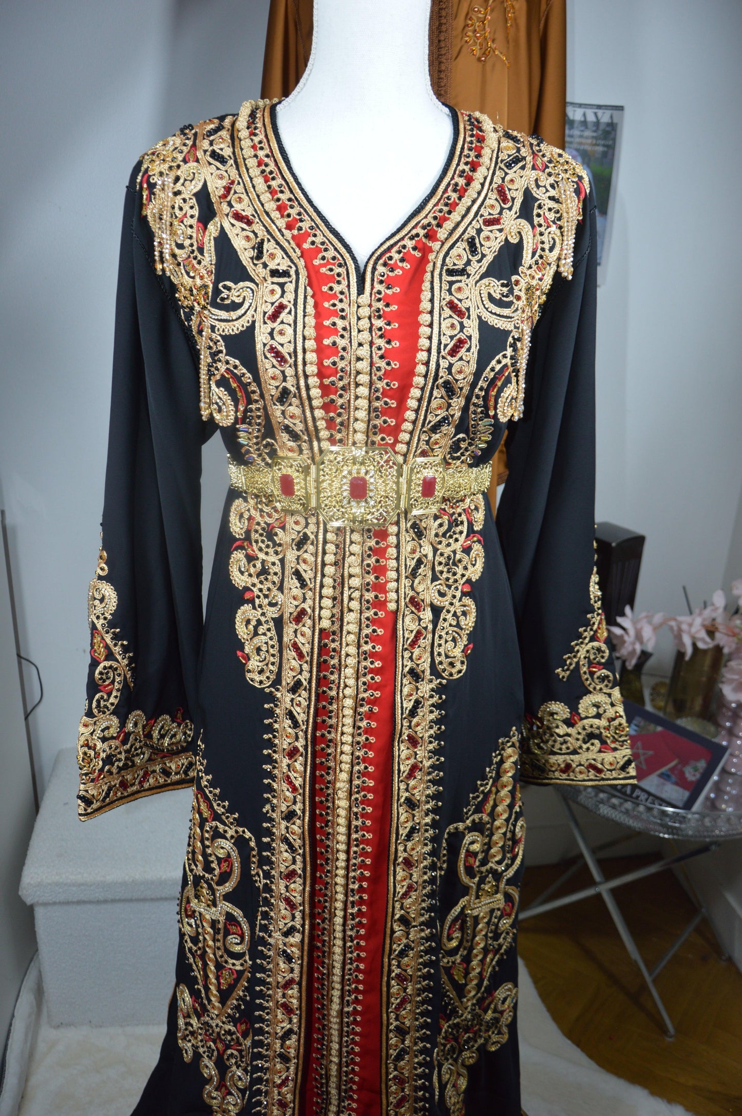 Caftan perle noir et rouge - vue de face - robe marocaine luxe