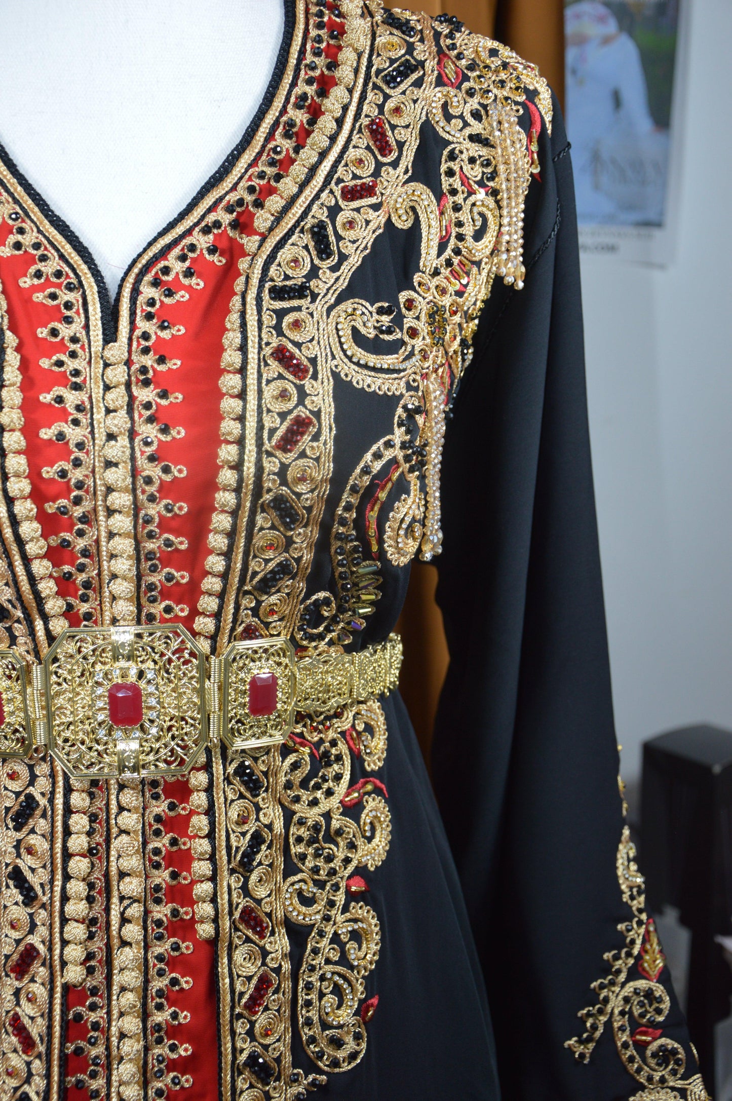 Caftan perle noir et rouge - détails broderie perlage - robe marocaine luxe