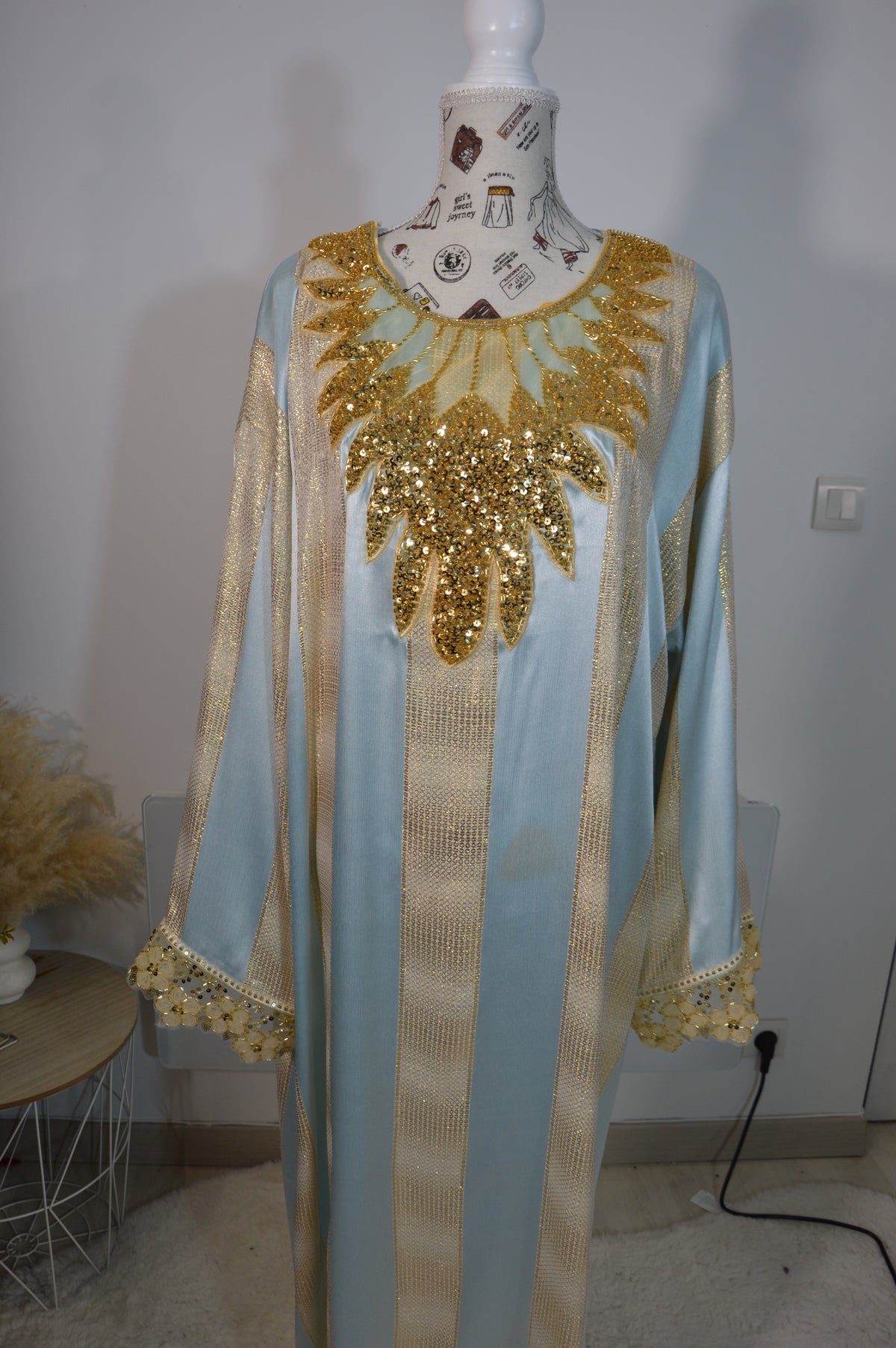 Gandoura Johara bleu pastel et dorée – Modèle 5 – photo 1