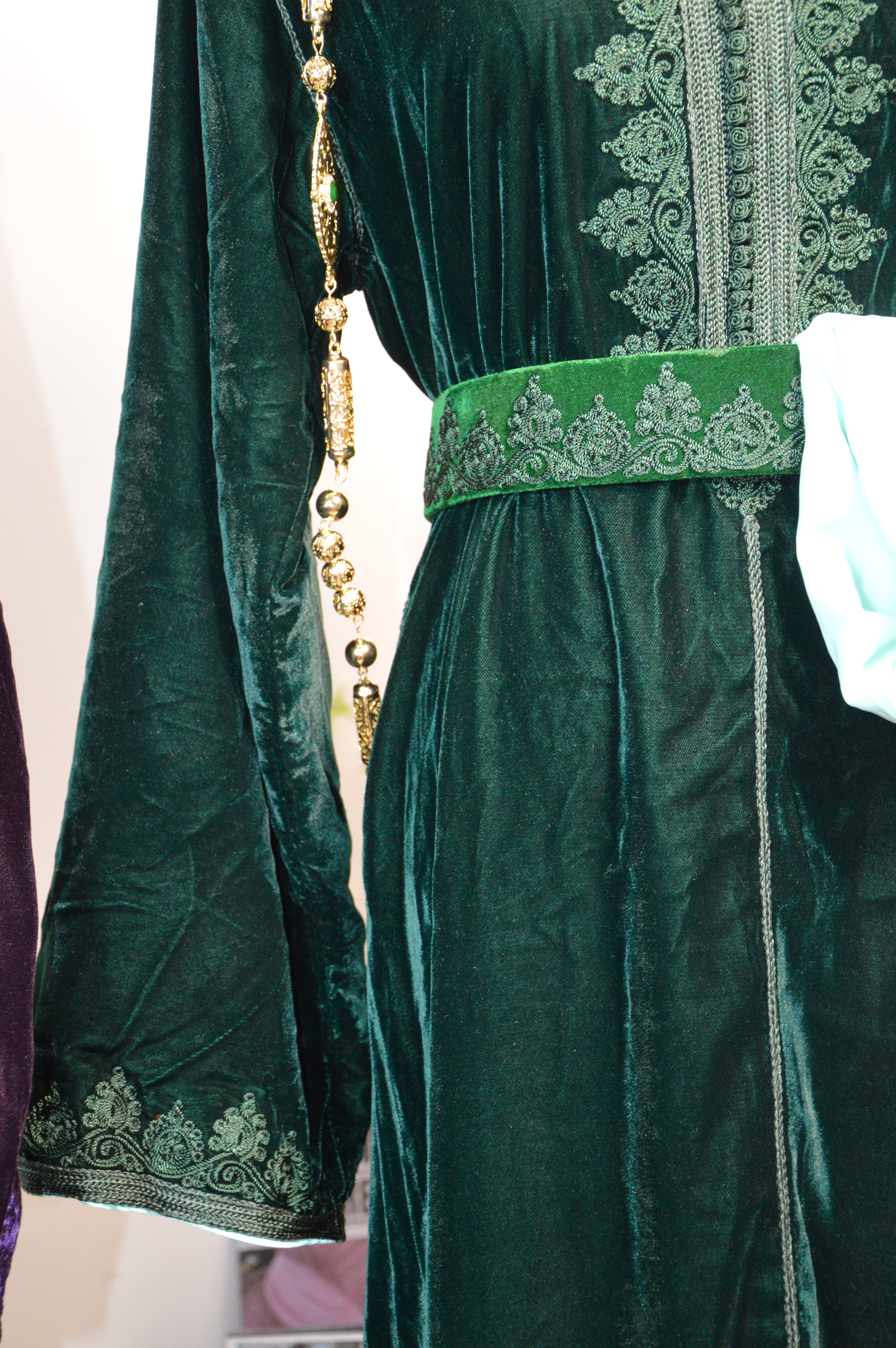 CAFTAN EN VELOURS VERT ÉMERAUDE – BRODERIES TRADITIONNELLES