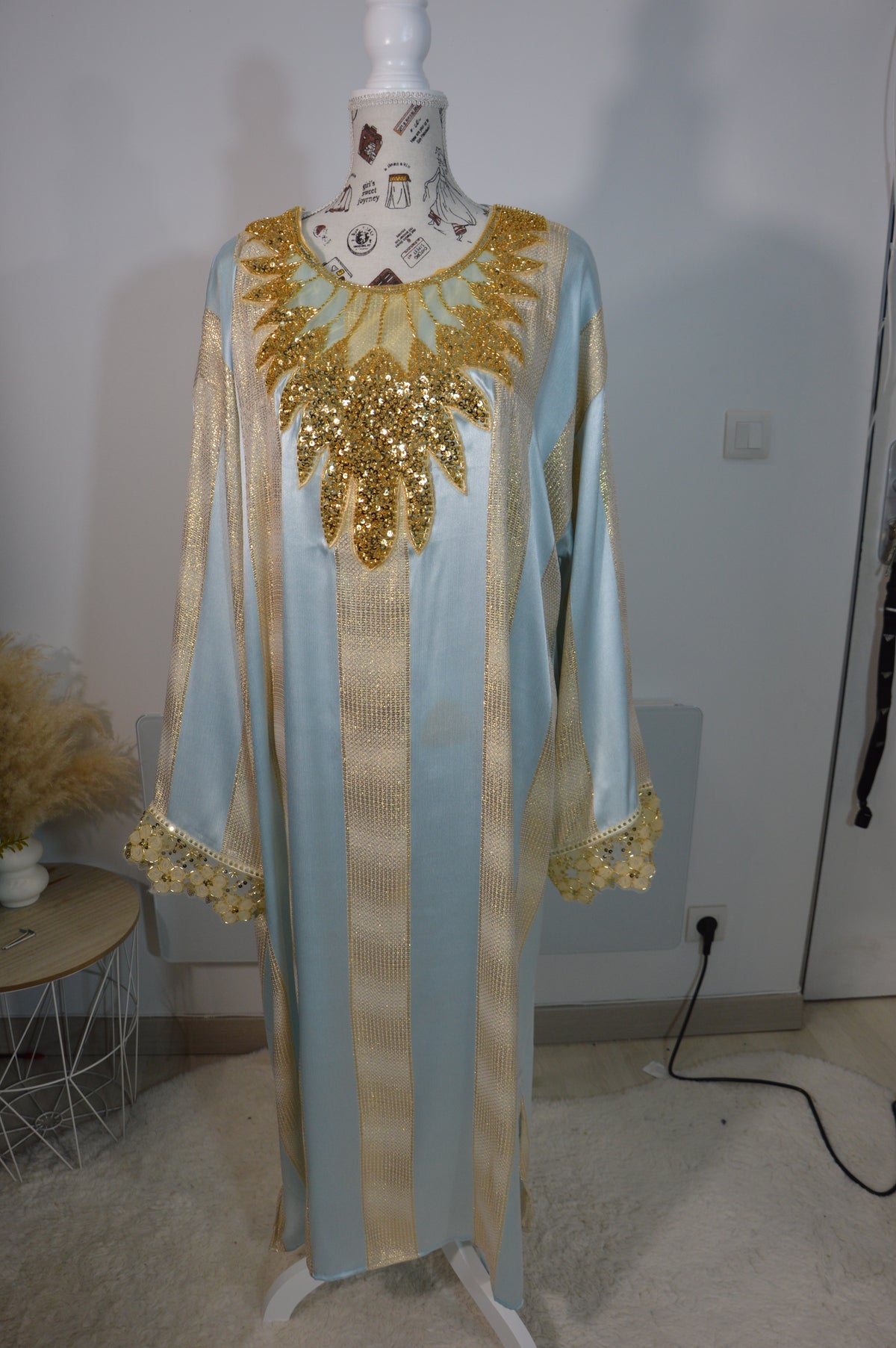 Gandoura Johara bleu pastel et dorée – Modèle 5 – photo 2