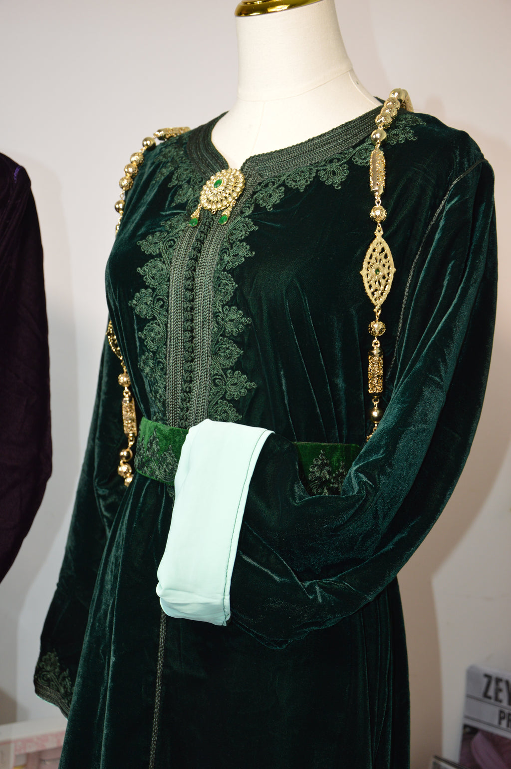 CAFTAN EN VELOURS VERT ÉMERAUDE – BRODERIES TRADITIONNELLES