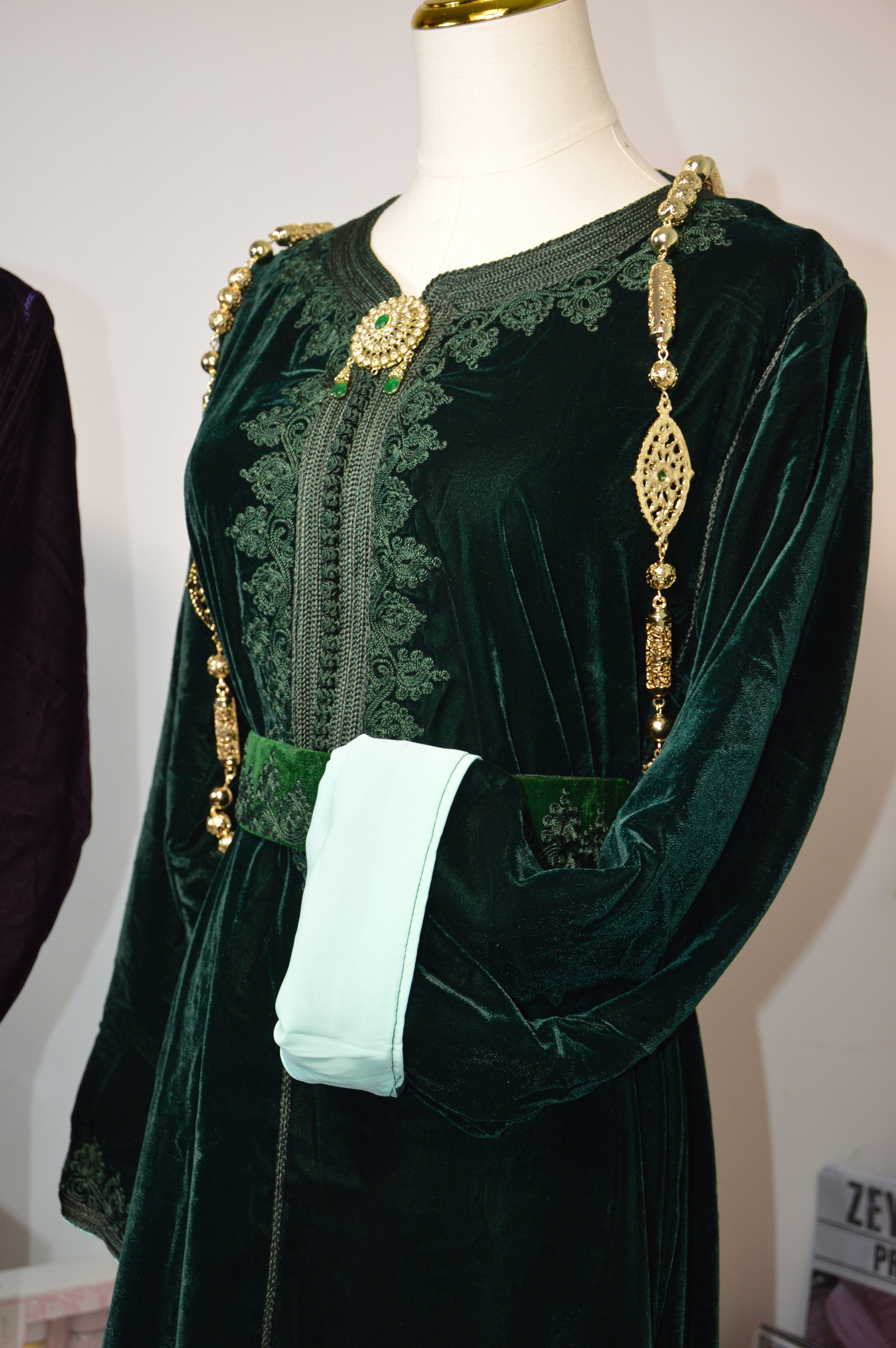 CAFTAN EN VELOURS VERT ÉMERAUDE – BRODERIES TRADITIONNELLES