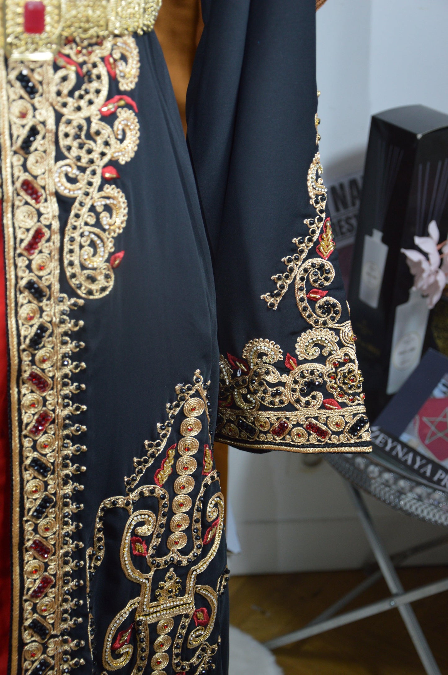 Caftan perle noir et rouge - détail du bas doublure rouge - robe marocaine luxe