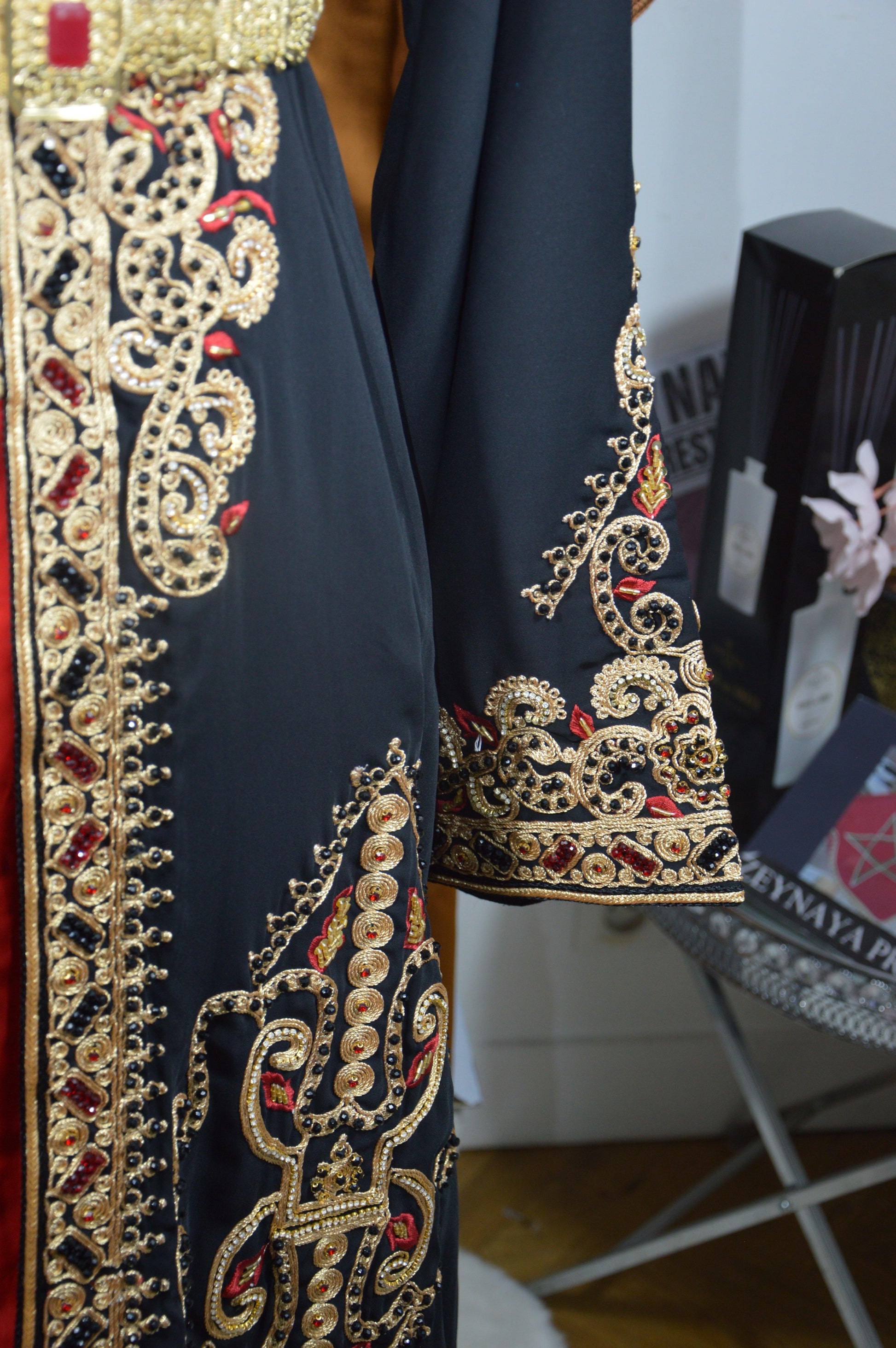 Caftan perle noir et rouge - détail du bas doublure rouge - robe marocaine luxe