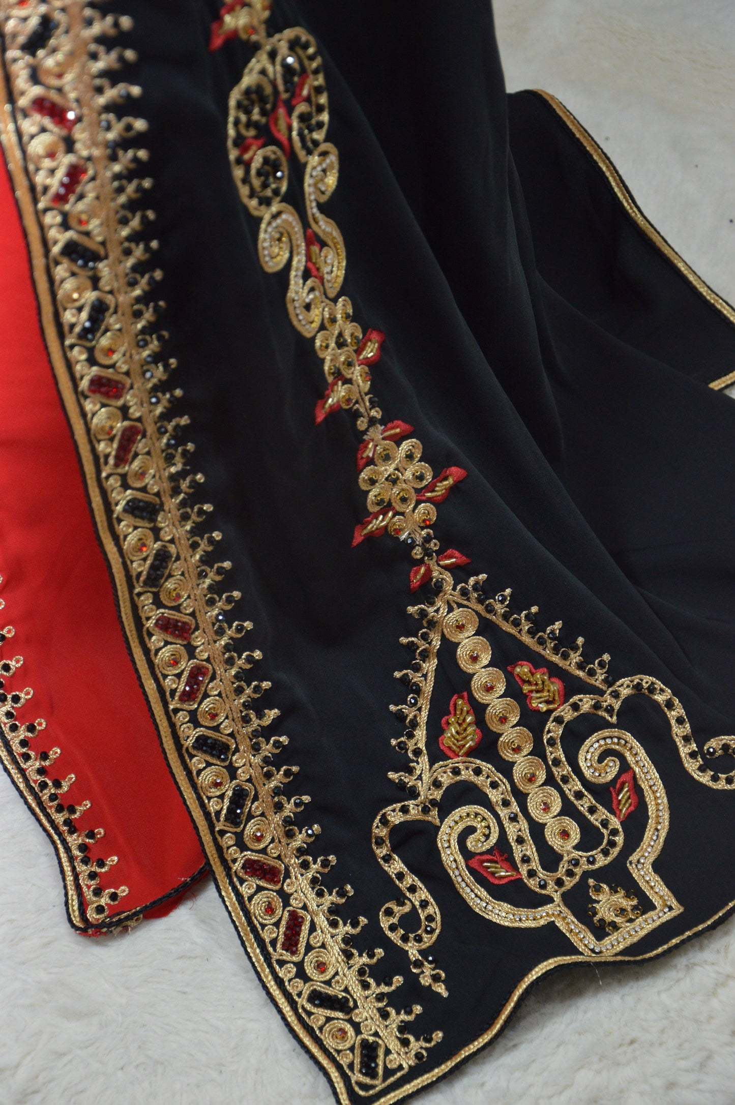 Caftan perle noir et rouge - détail broderie perlage du bas - robe marocaine luxe