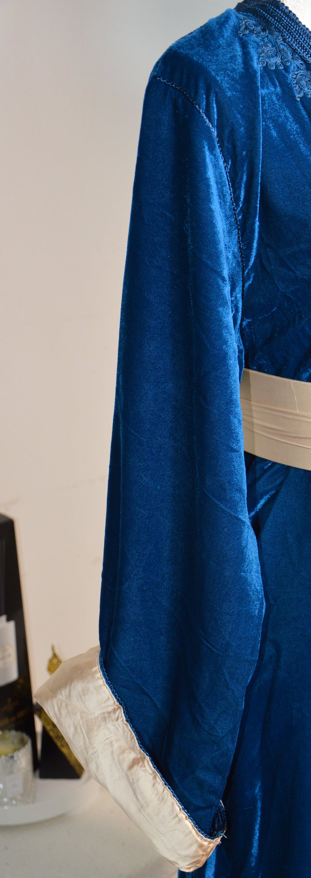 Caftan en Velours Bleu – Broderies Tons sur Tons