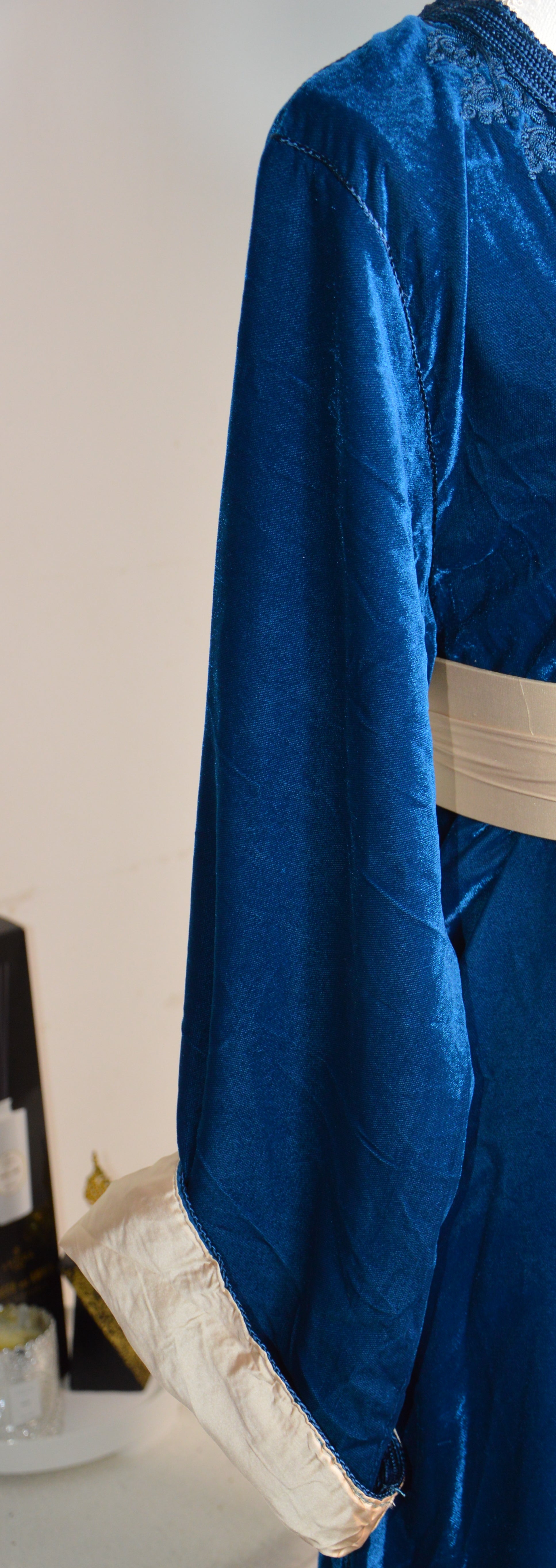 Caftan en Velours Bleu – Broderies Tons sur Tons