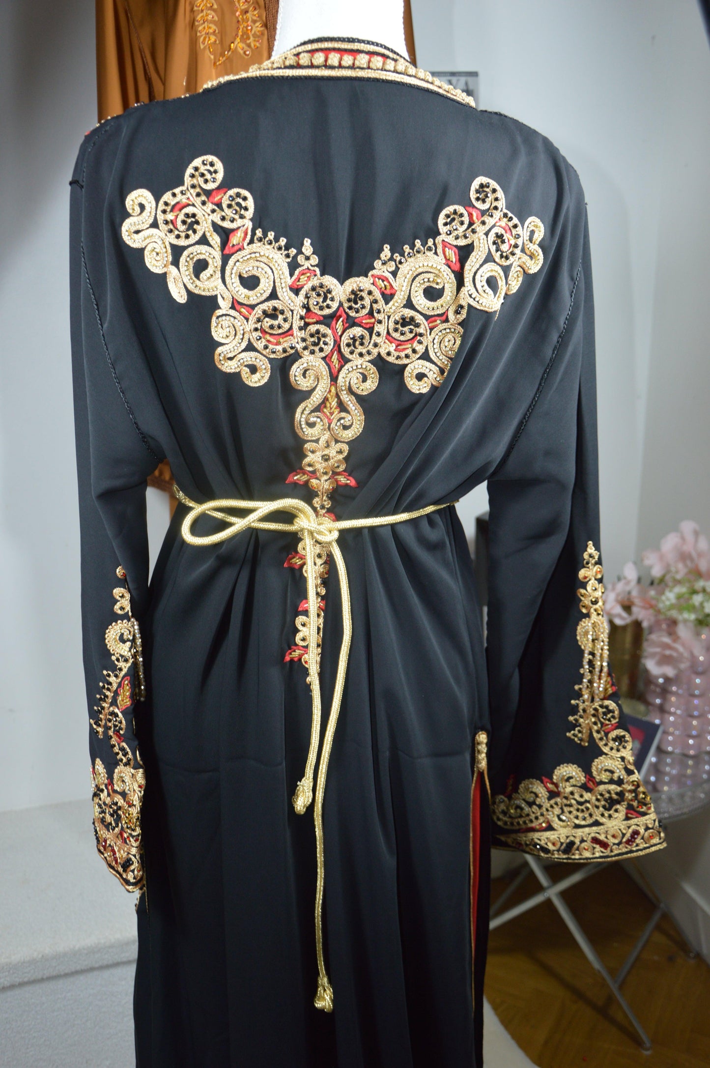 Caftan perle noir et rouge - vue du dos - robe marocaine luxe