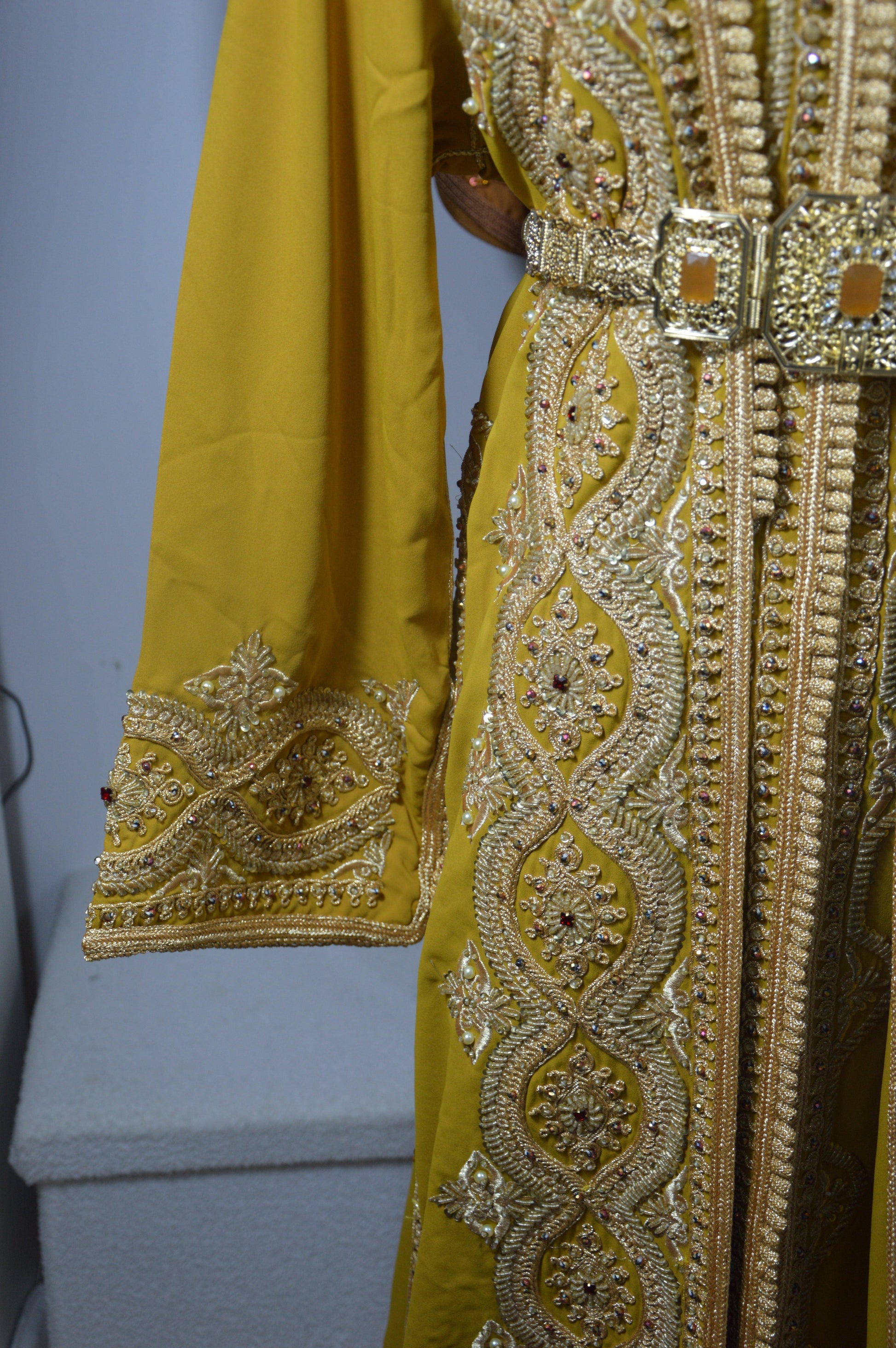 Takchita moutarde dorée luxe - détail broderies et manche
